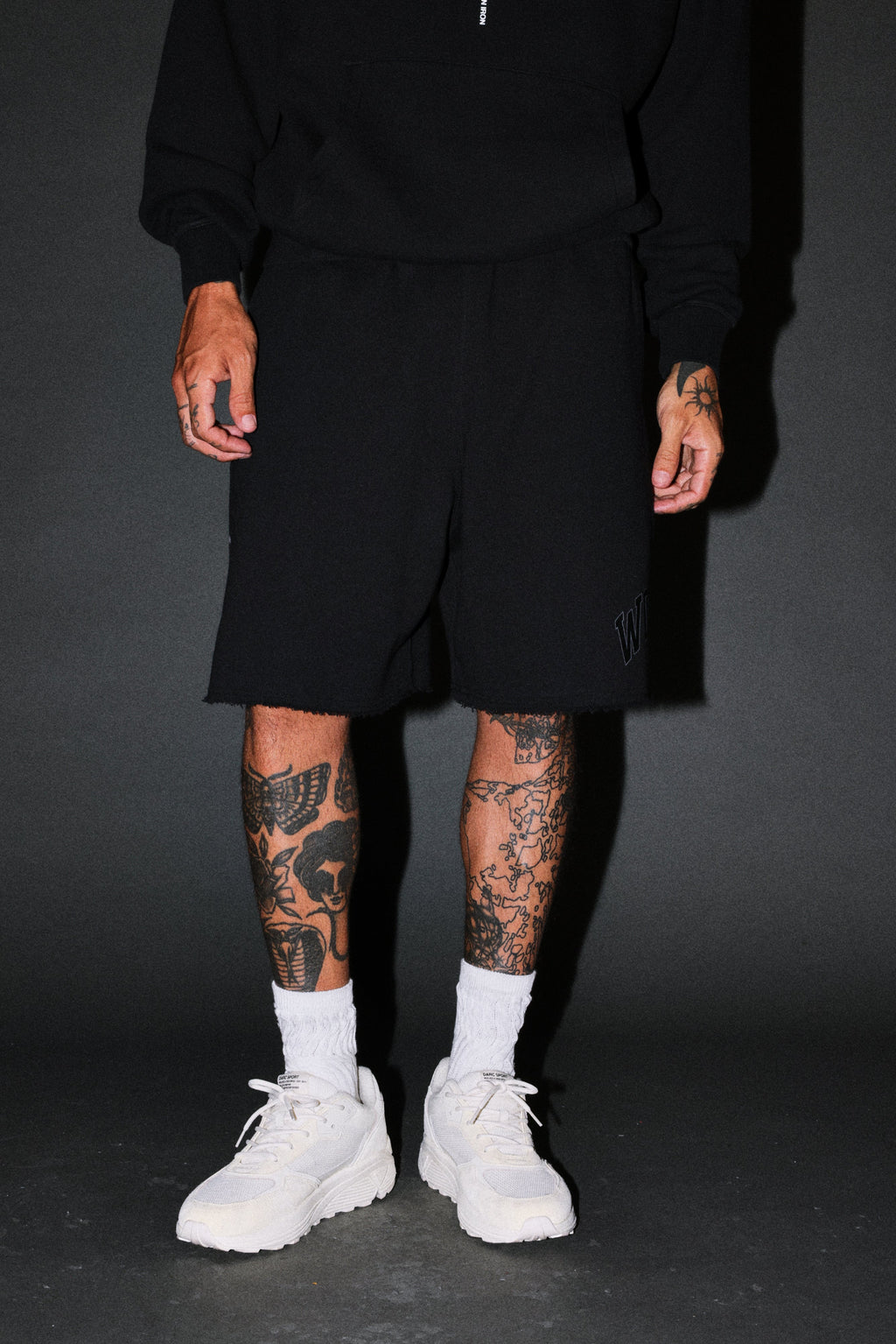 Loyalty Frvr Raw Hem Oversized Post Lounge Sweat Shorts in Black — imagem 2