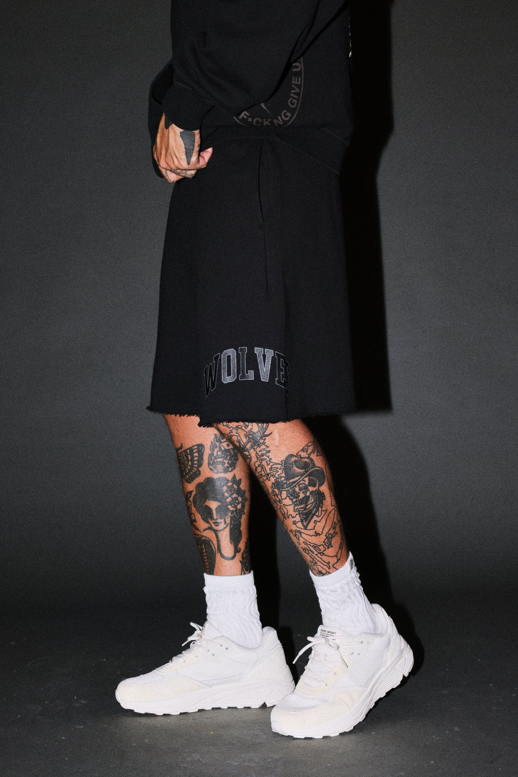 Loyalty Frvr Raw Hem Oversized Post Lounge Sweat Shorts in Black — imagem 4