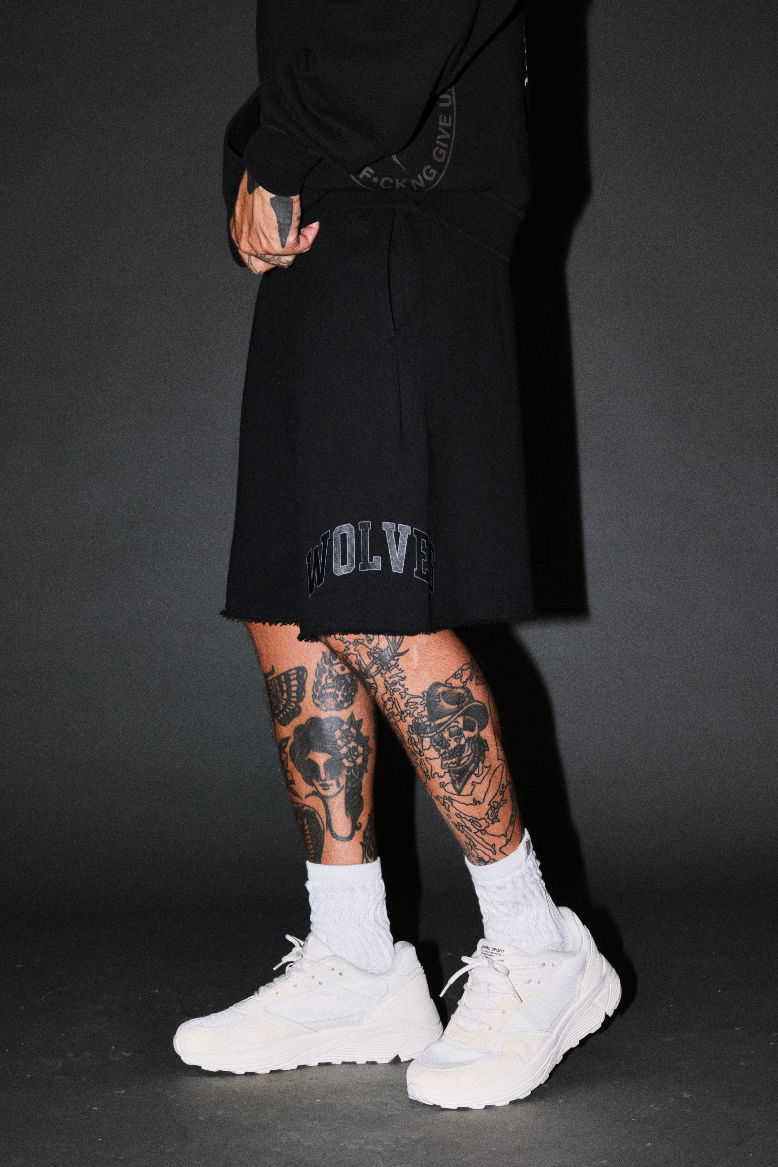 Loyalty Frvr Raw Hem Oversized Post Lounge Sweat Shorts in Black — imagem 4