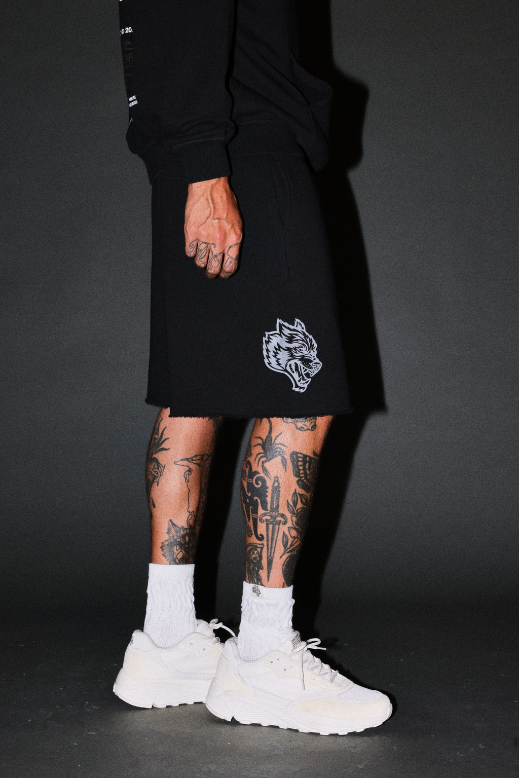 Loyalty Frvr Raw Hem Oversized Post Lounge Sweat Shorts in Black — imagem 5