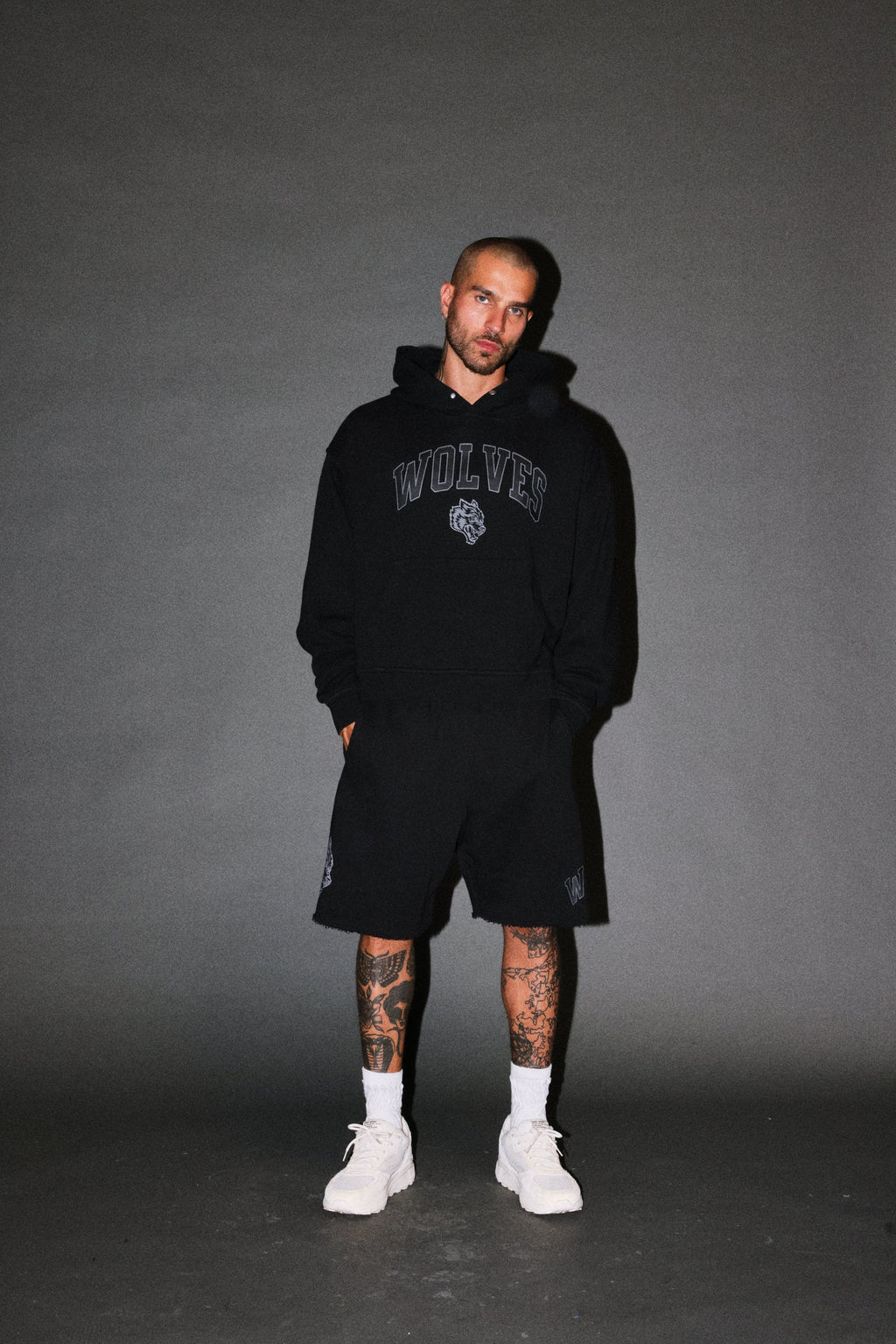 Loyalty Frvr Box Cut Pierce Hoodie in Black — imagem 4