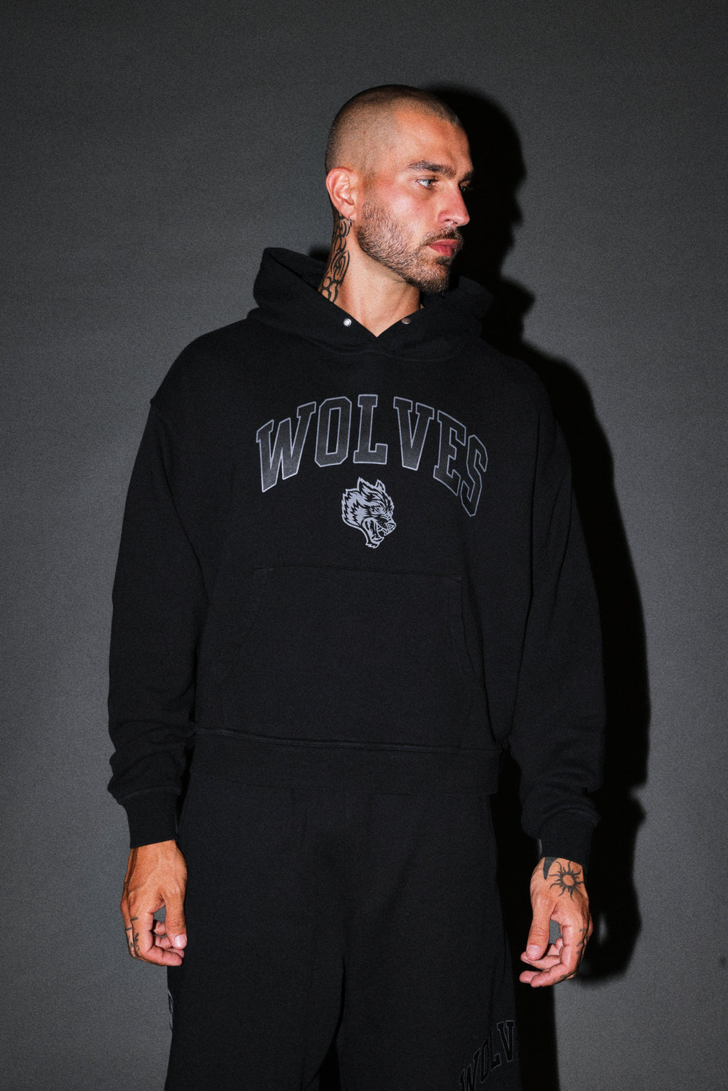 Loyalty Frvr Box Cut Pierce Hoodie in Black — imagem 2