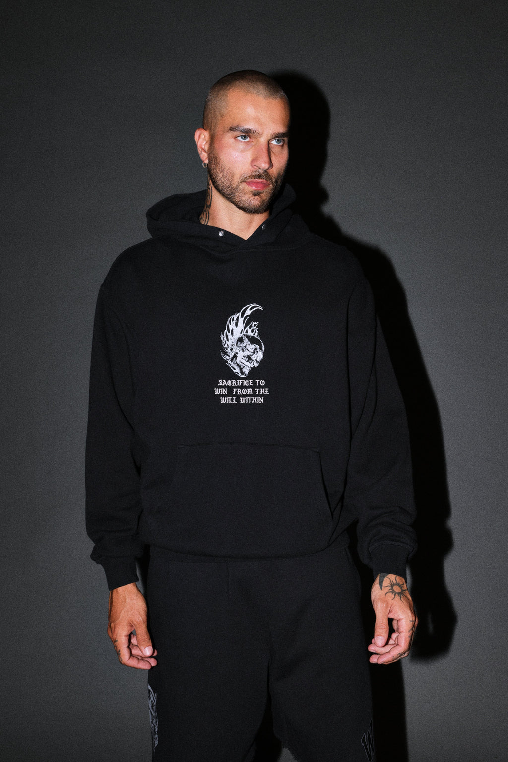 Flame Skull Pierce Hoodie in Black — imagem 2