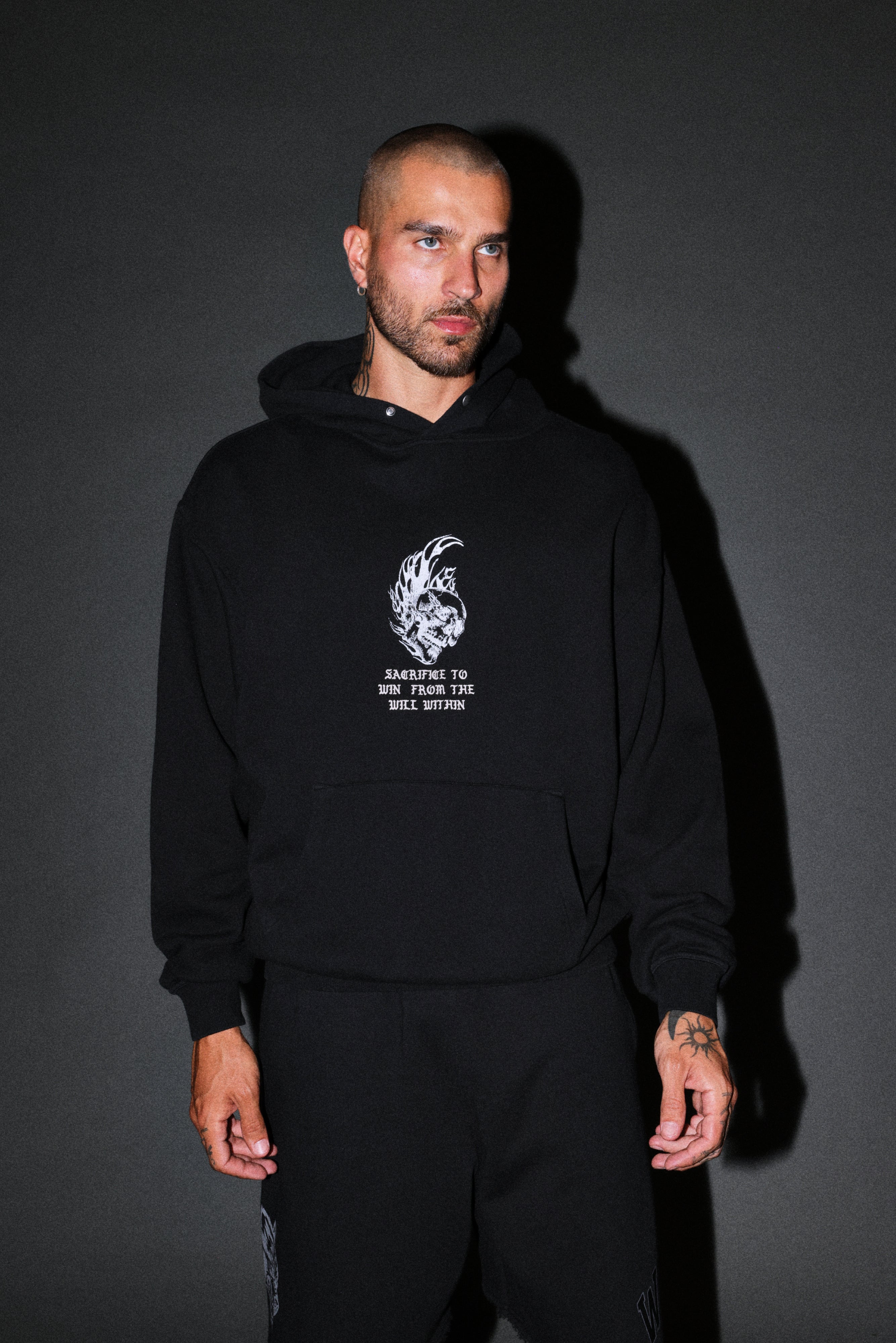 Flame Skull Pierce Hoodie in Black — imagem 2