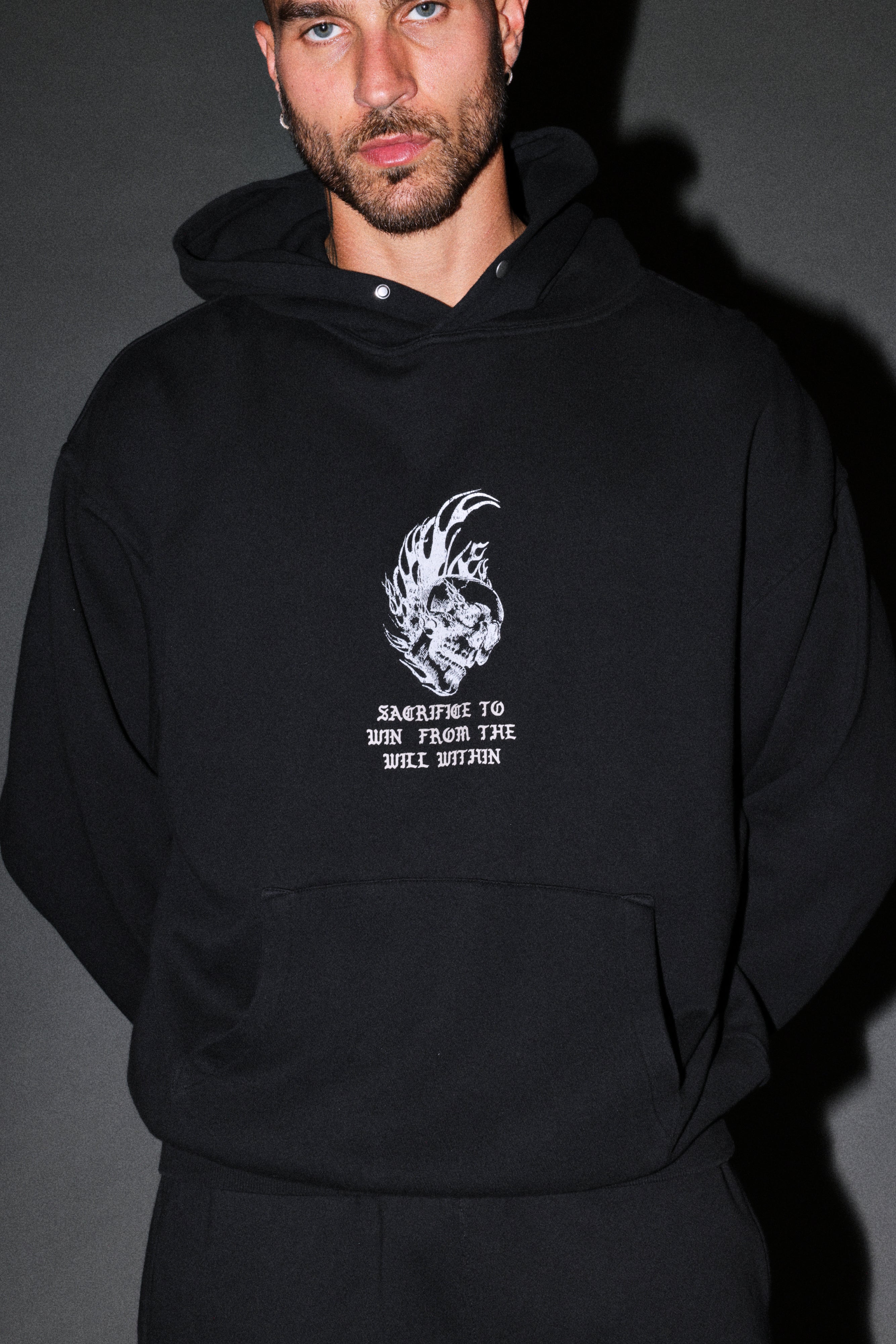 Flame Skull Pierce Hoodie in Black — imagem 7