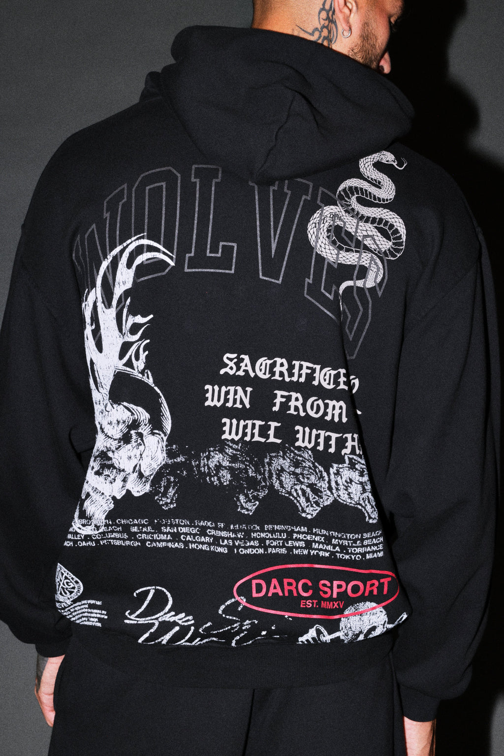 Flame Skull Pierce Hoodie in Black — imagem 8