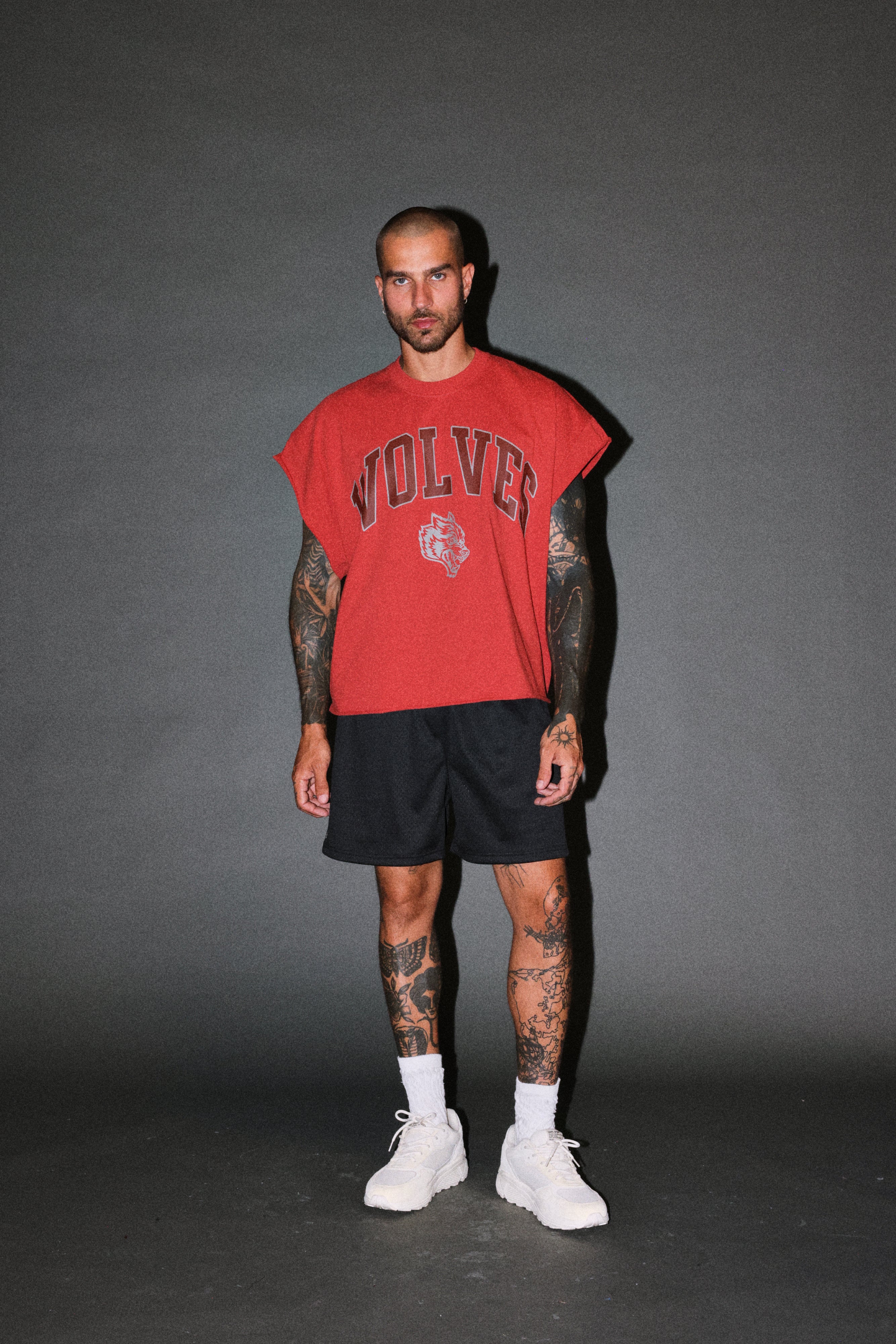 Loyalty Frvr Grunge Cut-Off Tee in Roman Red — imagem 4