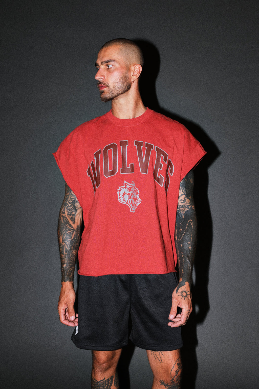 Loyalty Frvr Grunge Cut-Off Tee in Roman Red — imagem 2