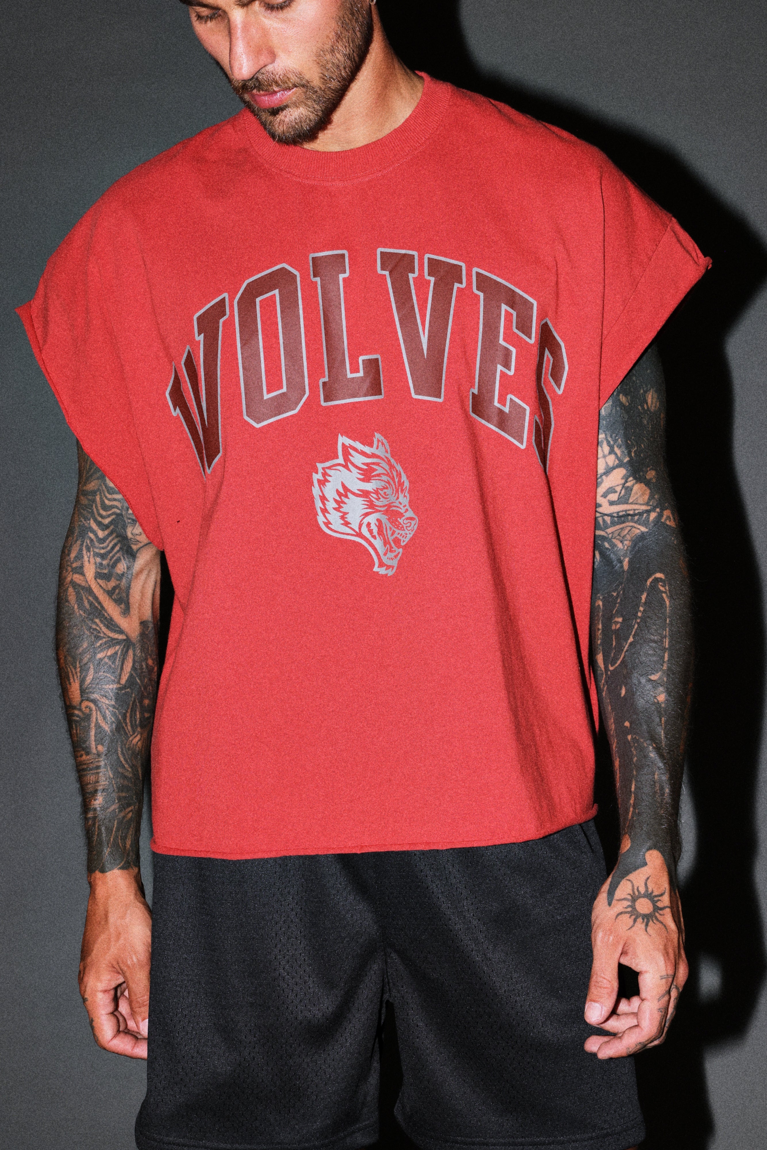 Loyalty Frvr Grunge Cut-Off Tee in Roman Red — imagem 5
