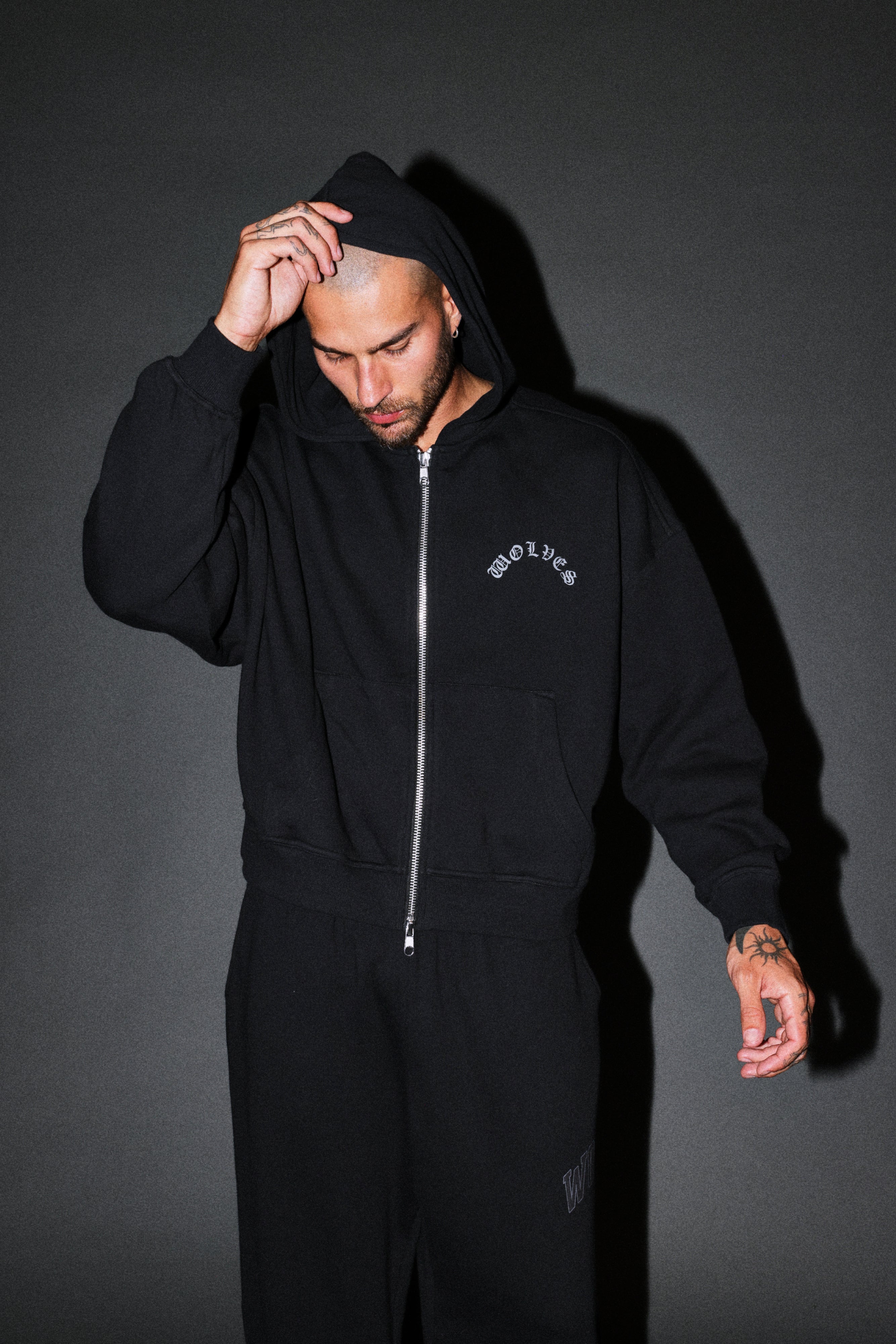 Wolves Never Back Down V2 Vex Double Zip Hoodie in Black — imagem 8