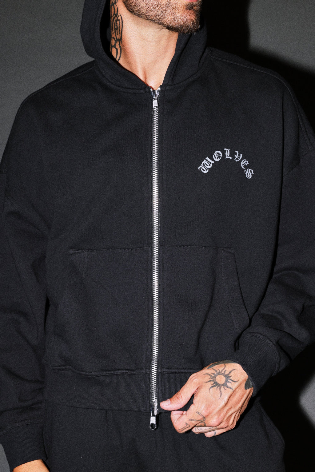 Wolves Never Back Down V2 Vex Double Zip Hoodie in Black — imagem 9