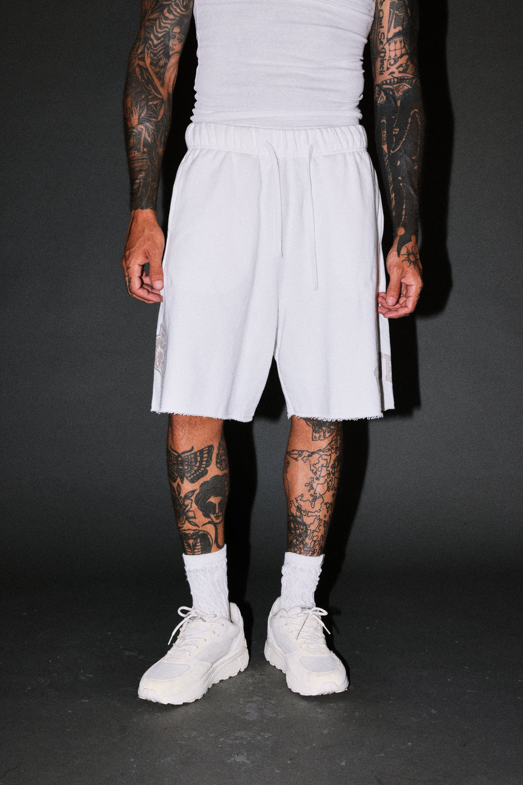 Loyalty Frvr Raw Hem Oversized Post Lounge Sweat Shorts in Cream — imagem 2