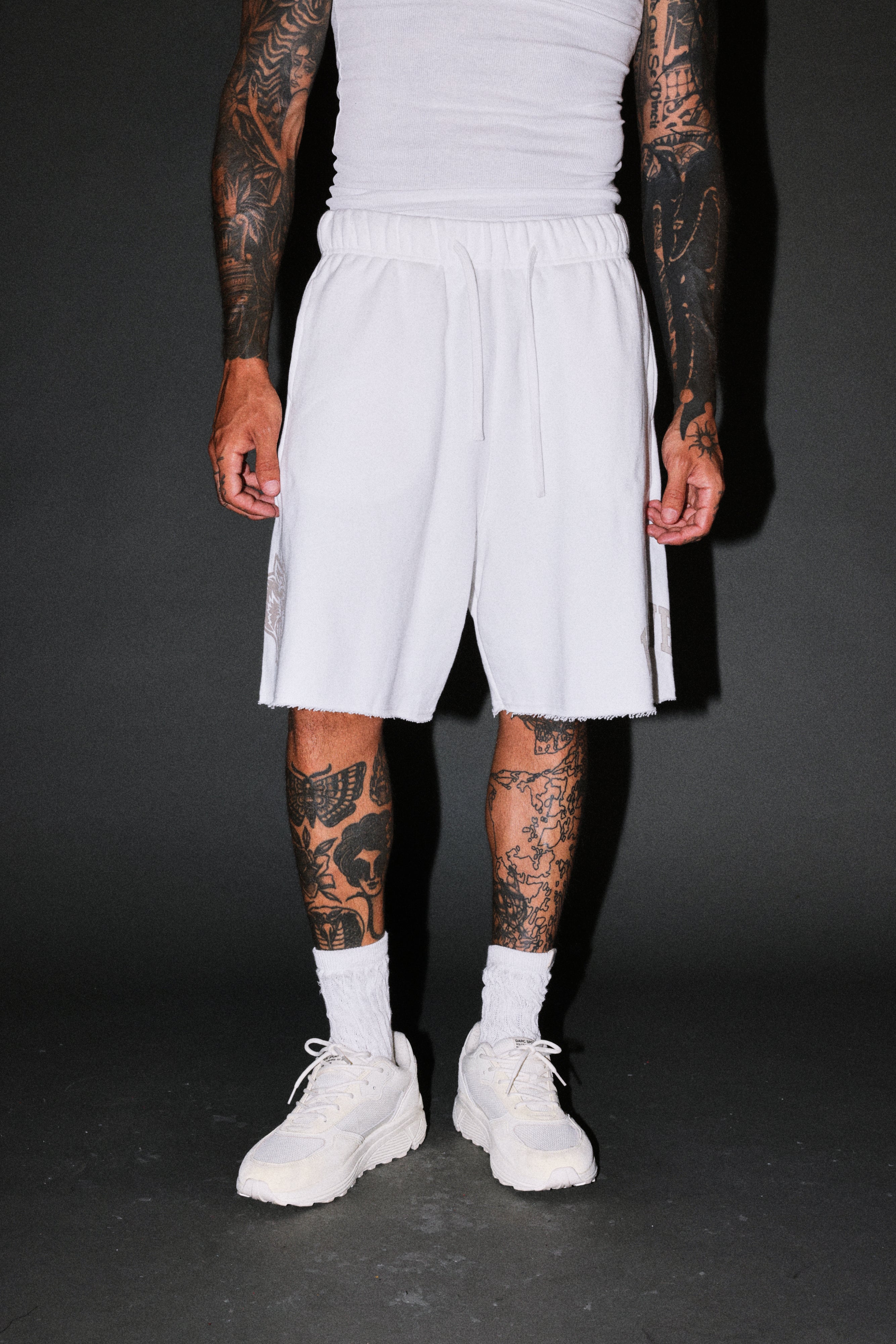 Loyalty Frvr Raw Hem Oversized Post Lounge Sweat Shorts in Cream — imagem 2