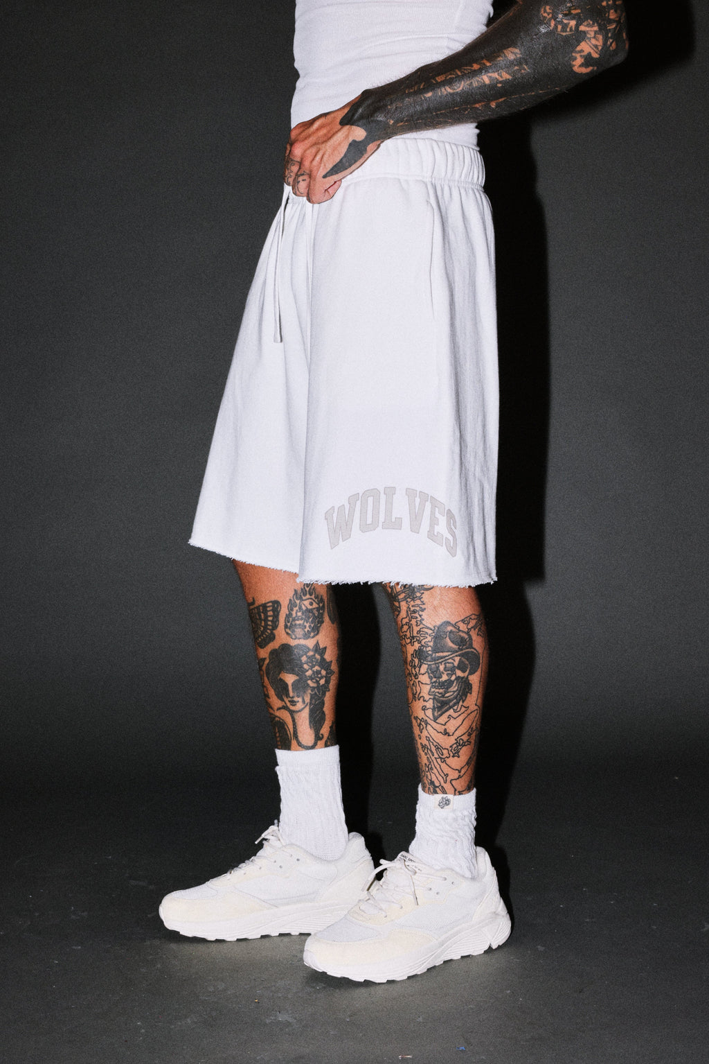 Loyalty Frvr Raw Hem Oversized Post Lounge Sweat Shorts in Cream — imagem 4
