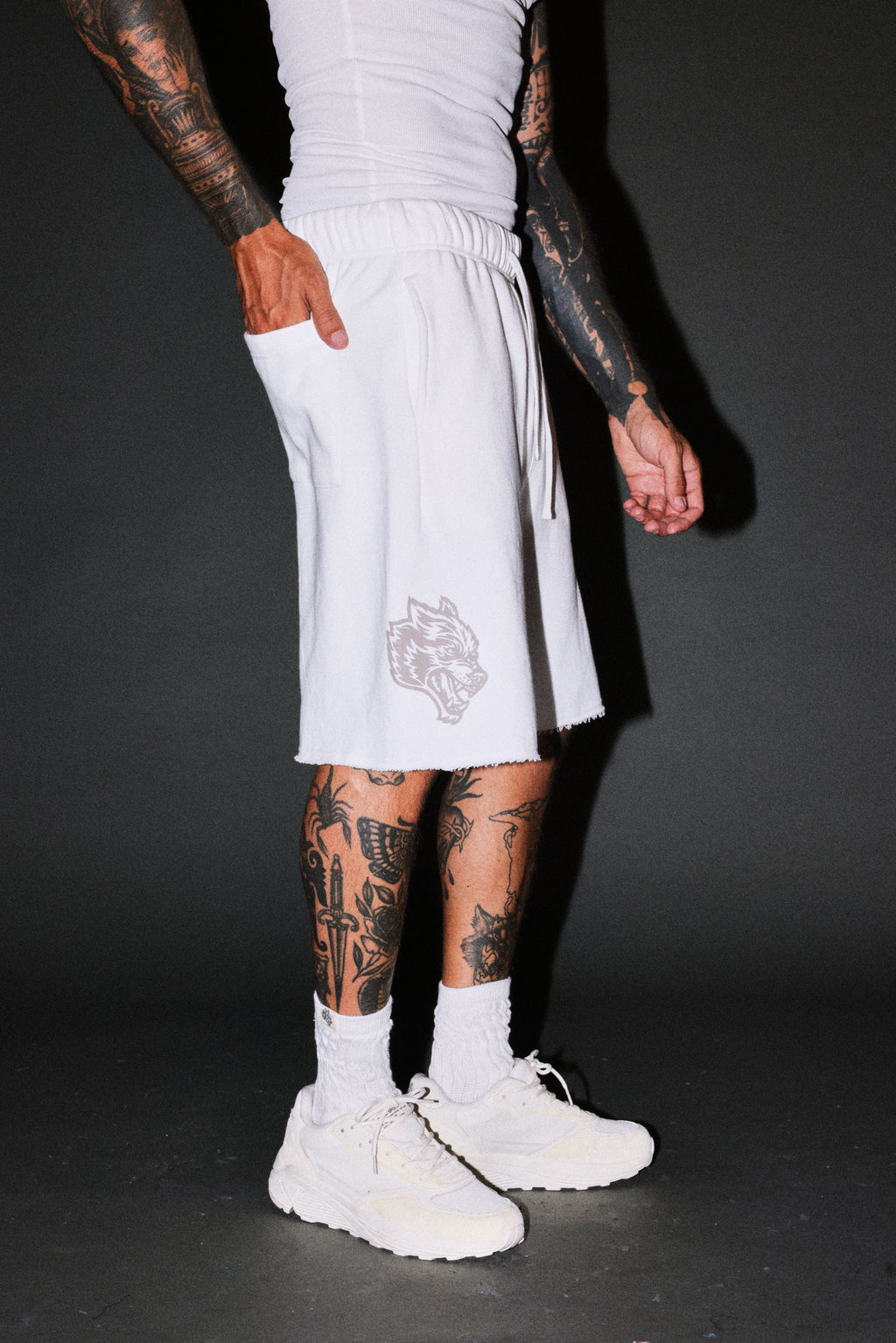 Loyalty Frvr Raw Hem Oversized Post Lounge Sweat Shorts in Cream — imagem 5