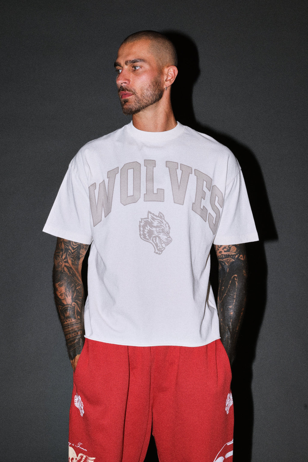 Loyalty Frvr Grunge Mid Length Raw Hem Tee in Cream — imagem 2