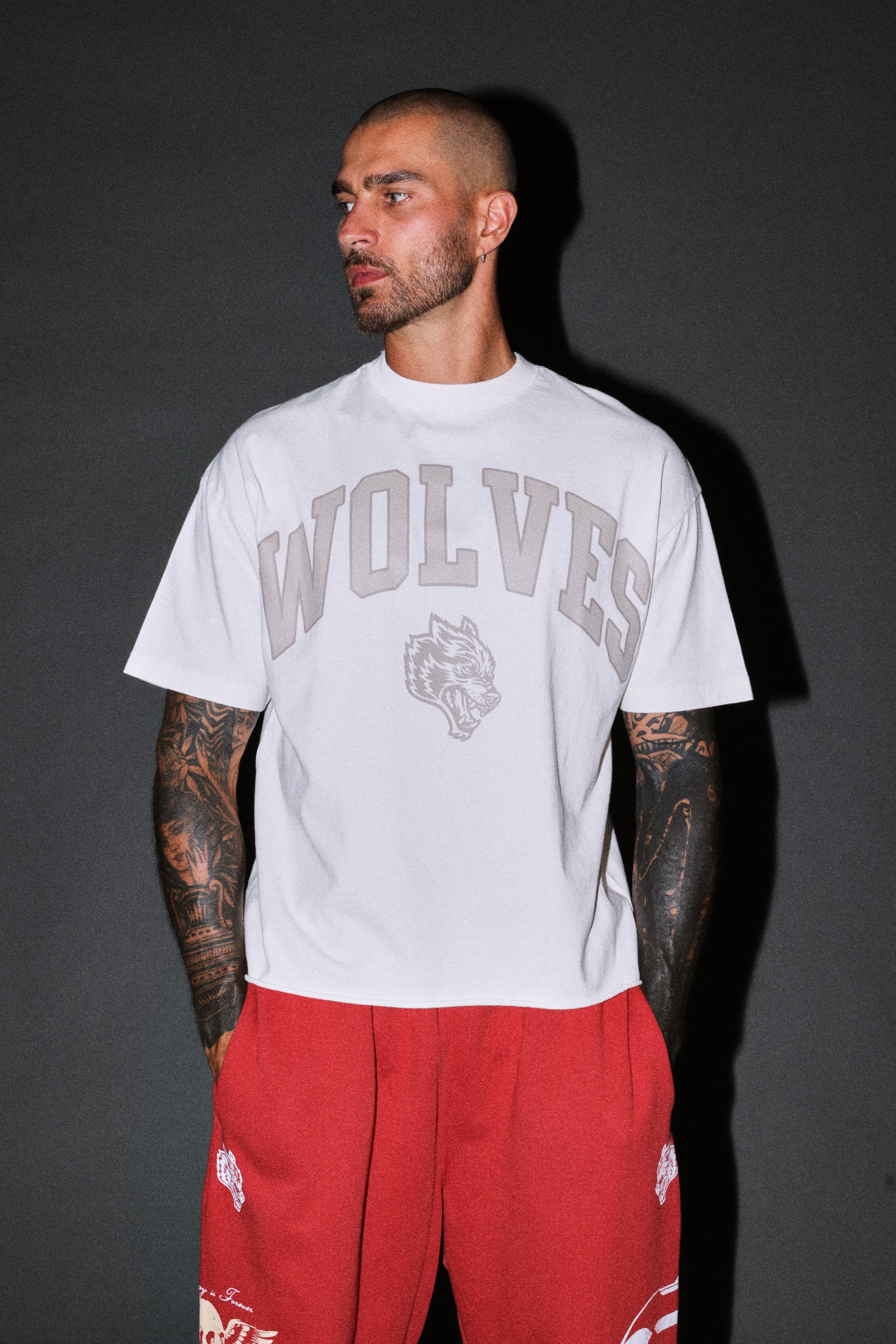 Loyalty Frvr Grunge Mid Length Raw Hem Tee in Cream — imagem 2