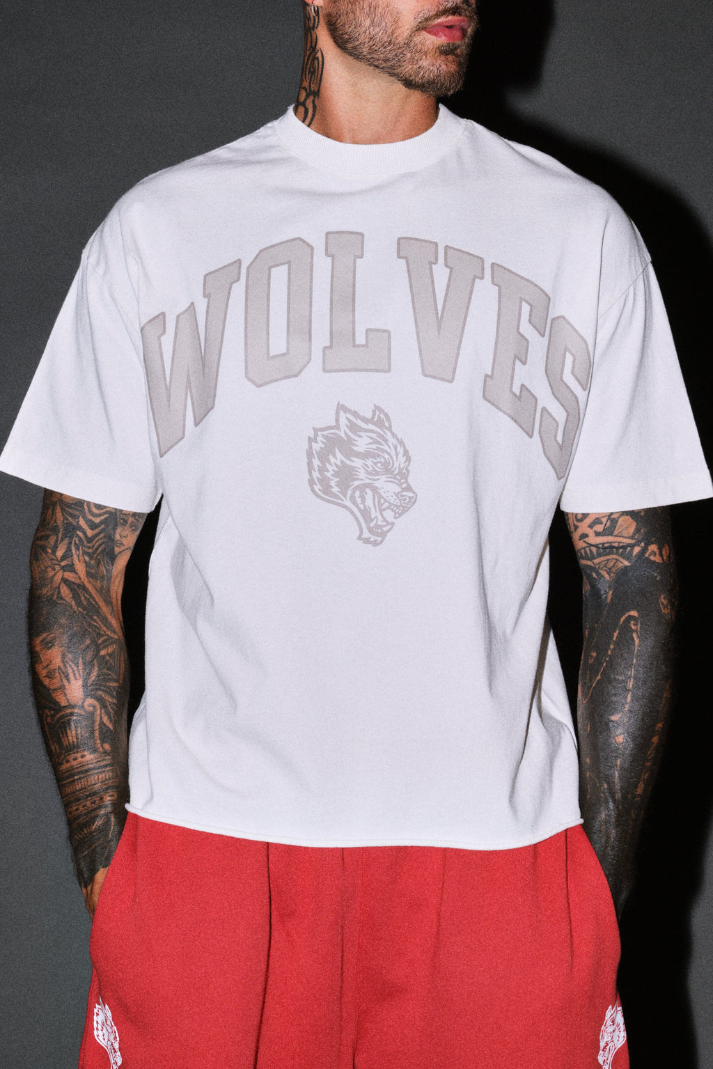 Loyalty Frvr Grunge Mid Length Raw Hem Tee in Cream — imagem 4