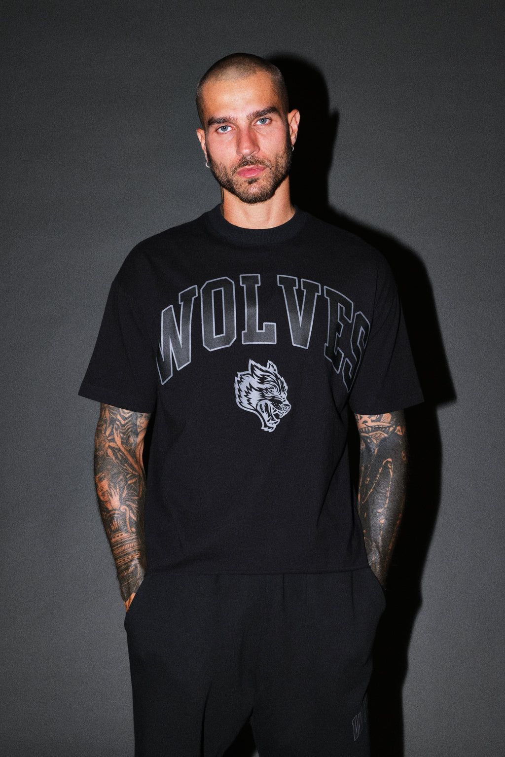 Loyalty Frvr Grunge Mid Length Raw Hem Tee in Black — imagem 2