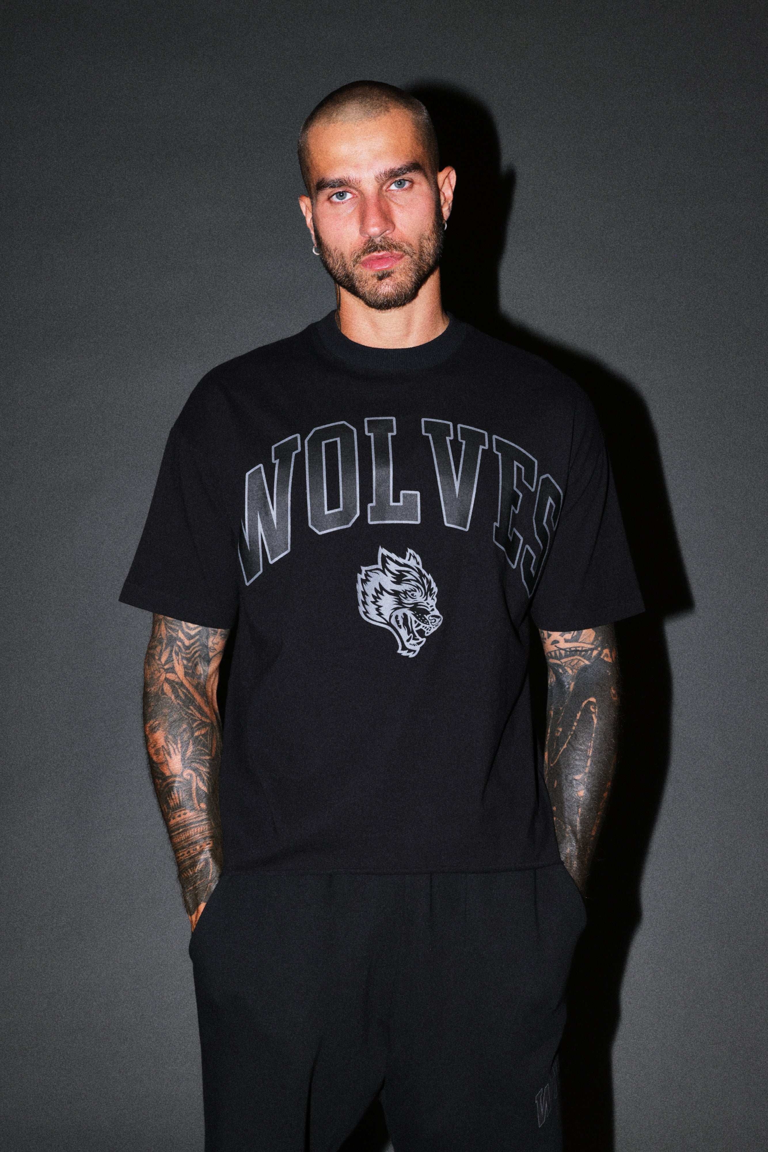 Loyalty Frvr Grunge Mid Length Raw Hem Tee in Black — imagem 2