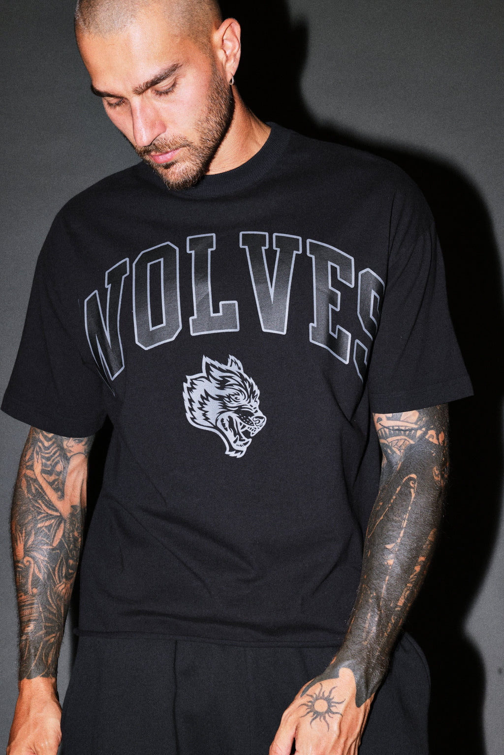 Loyalty Frvr Grunge Mid Length Raw Hem Tee in Black — imagem 4