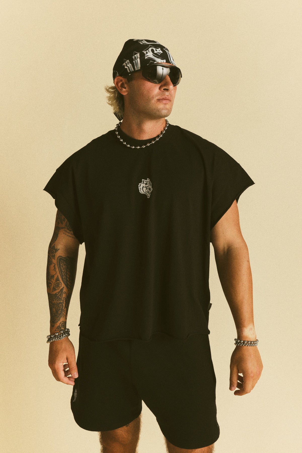 Wolf Head Grunge Cut-Off Tee in Black — imagem principal