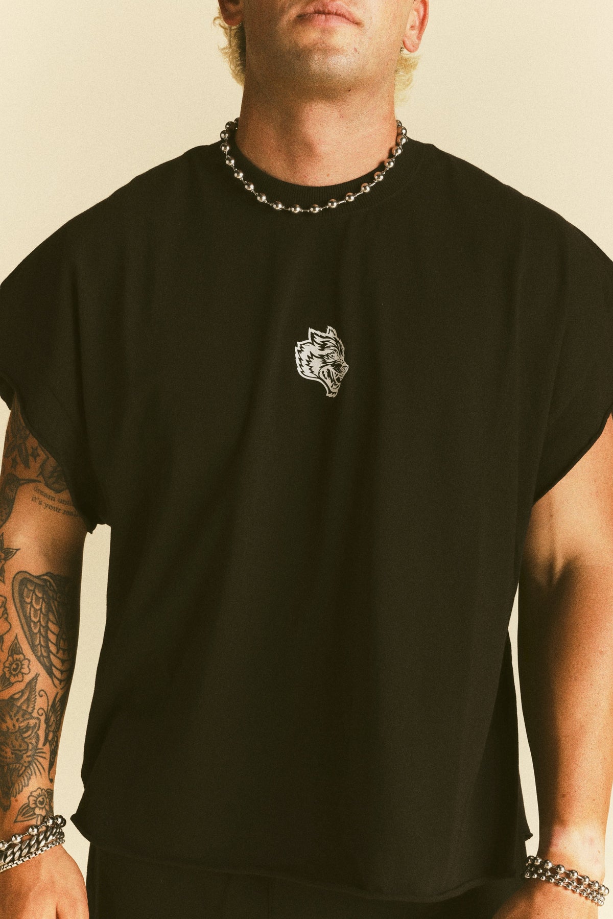 Wolf Head Grunge Cut-Off Tee in Black — imagem 5