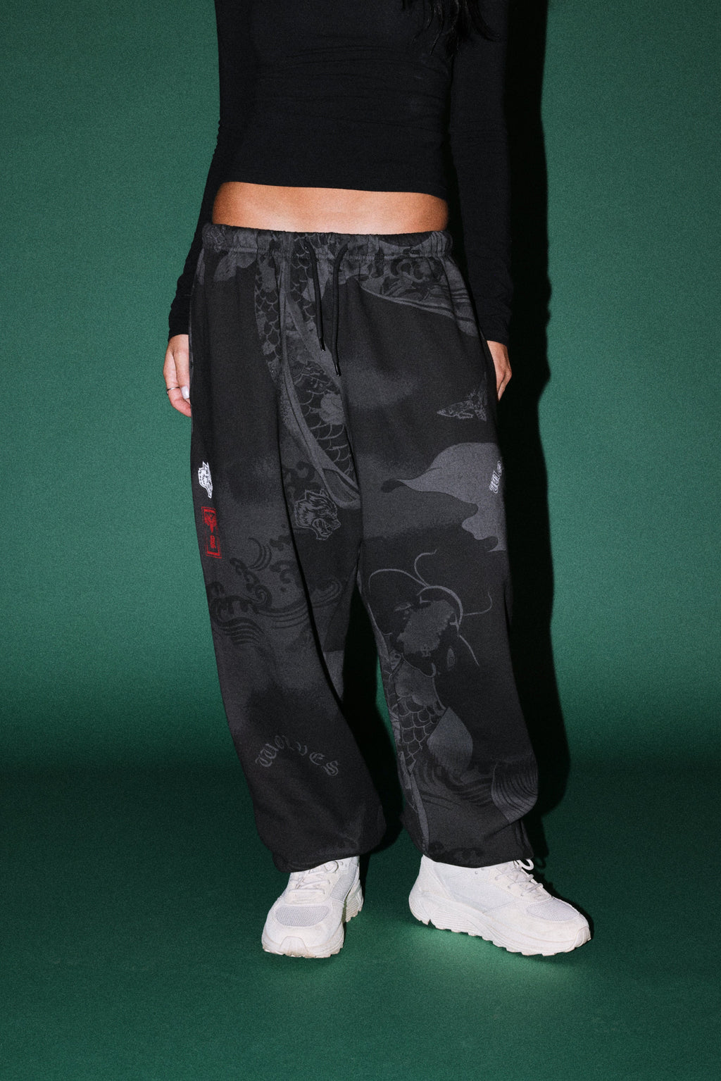 Darc Koi Lightweight Lounger Sweat Pants in Serenity Black — imagem 1