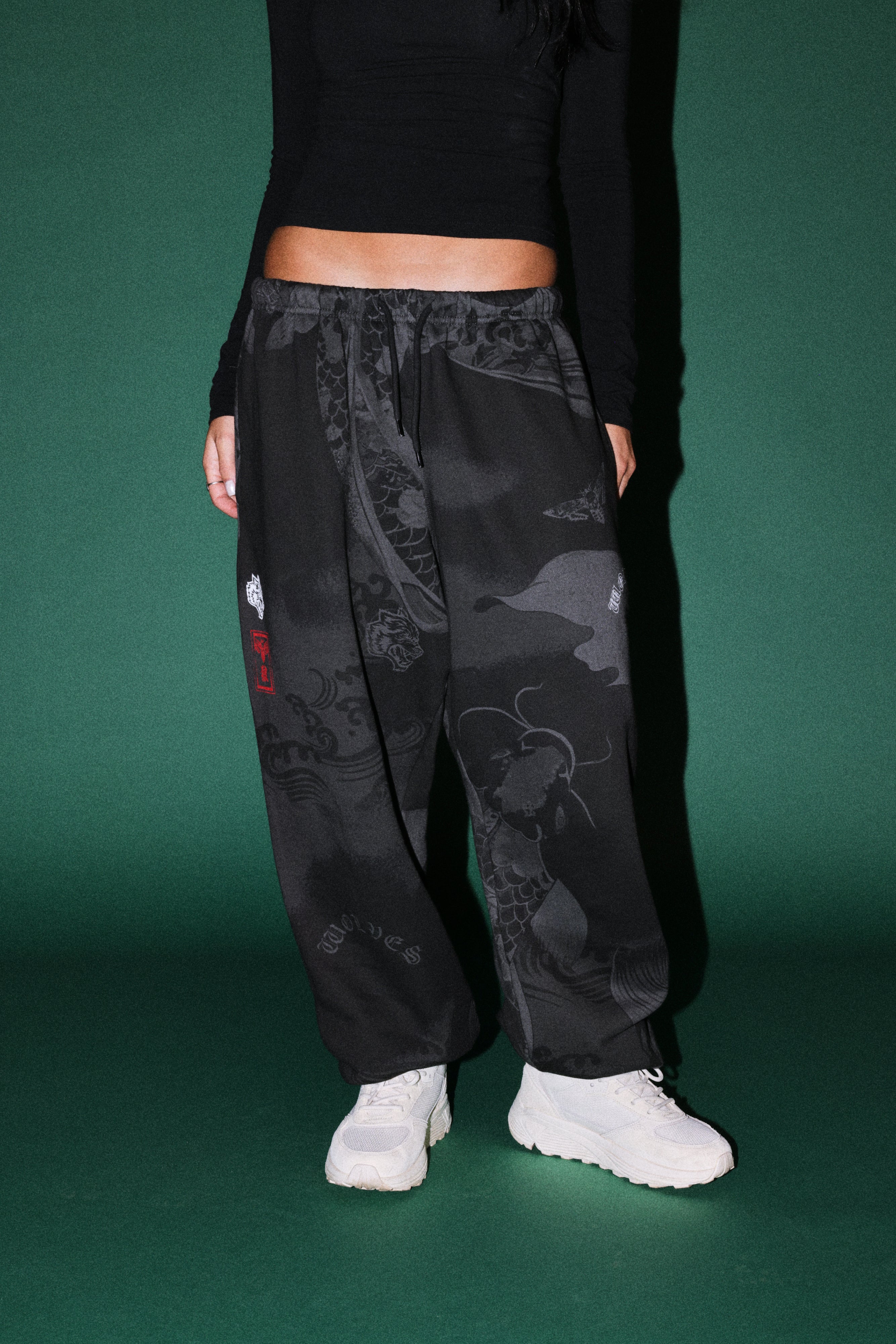Darc Koi Lightweight Lounger Sweat Pants in Serenity Black — imagem 1