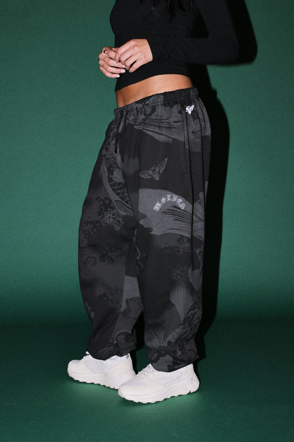 Darc Koi Lightweight Lounger Sweat Pants in Serenity Black — imagem 2