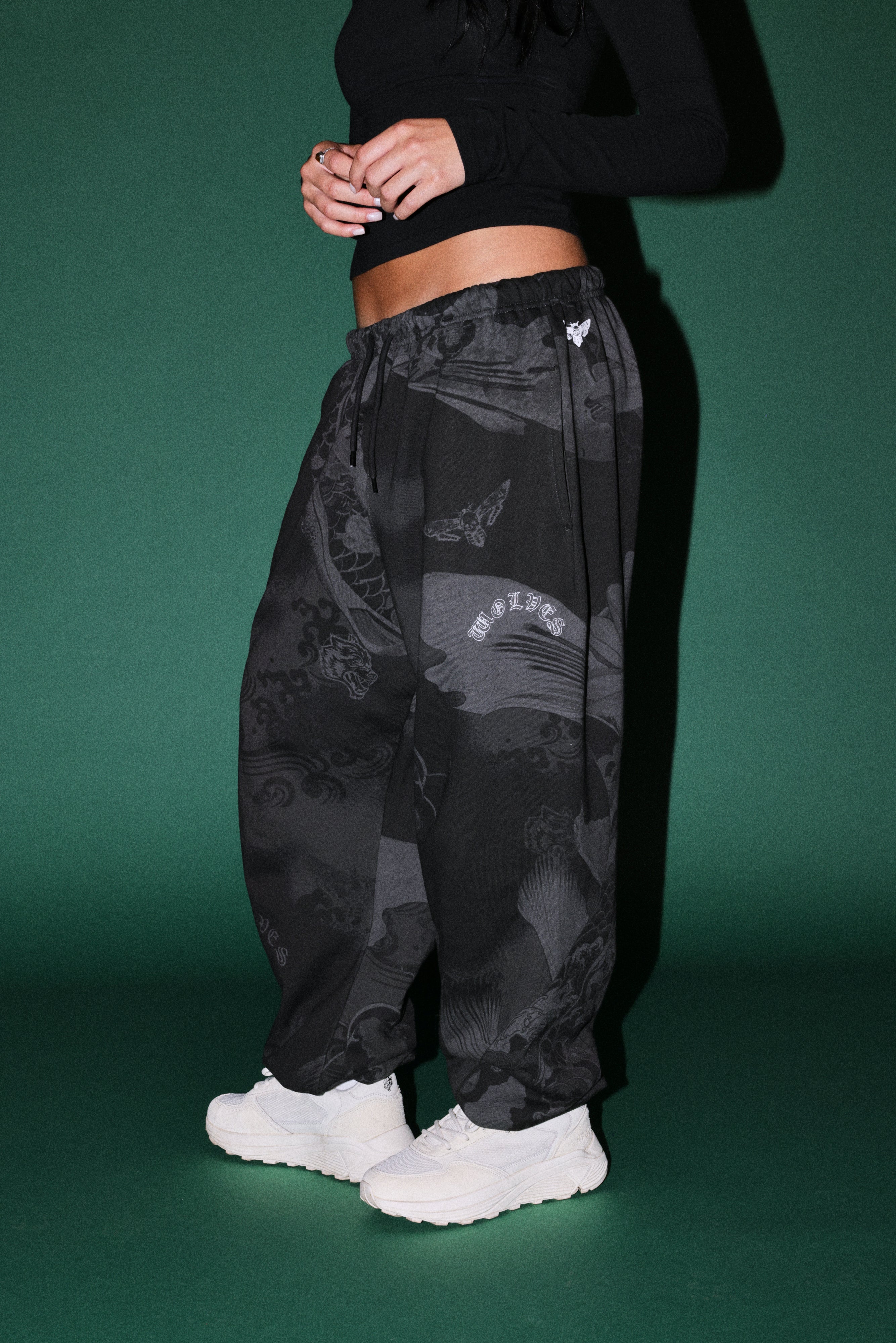 Darc Koi Lightweight Lounger Sweat Pants in Serenity Black — imagem 2