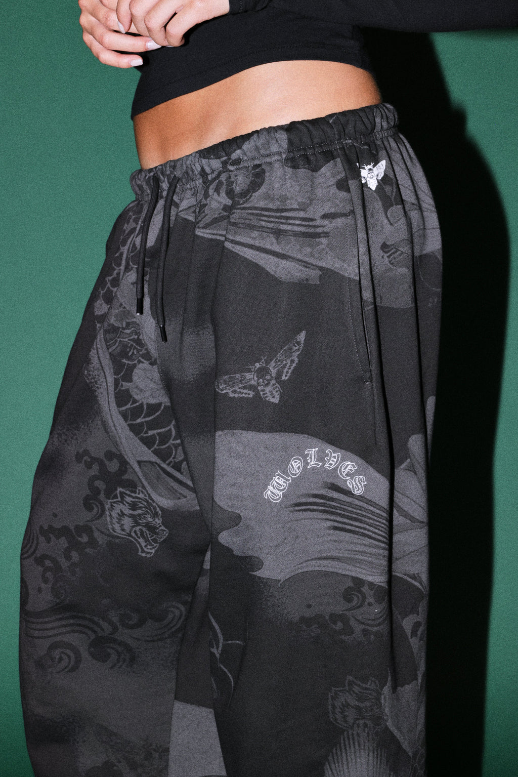Darc Koi Lightweight Lounger Sweat Pants in Serenity Black — imagem 5