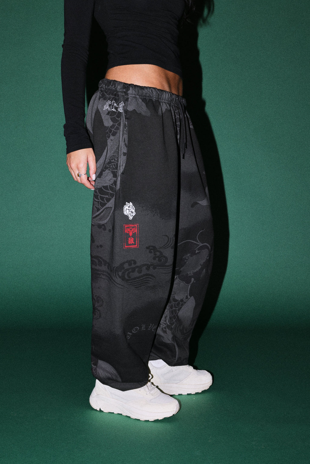 Darc Koi Lightweight Lounger Sweat Pants in Serenity Black — imagem 4