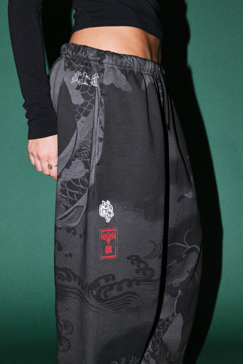 Darc Koi Lightweight Lounger Sweat Pants in Serenity Black — imagem 6