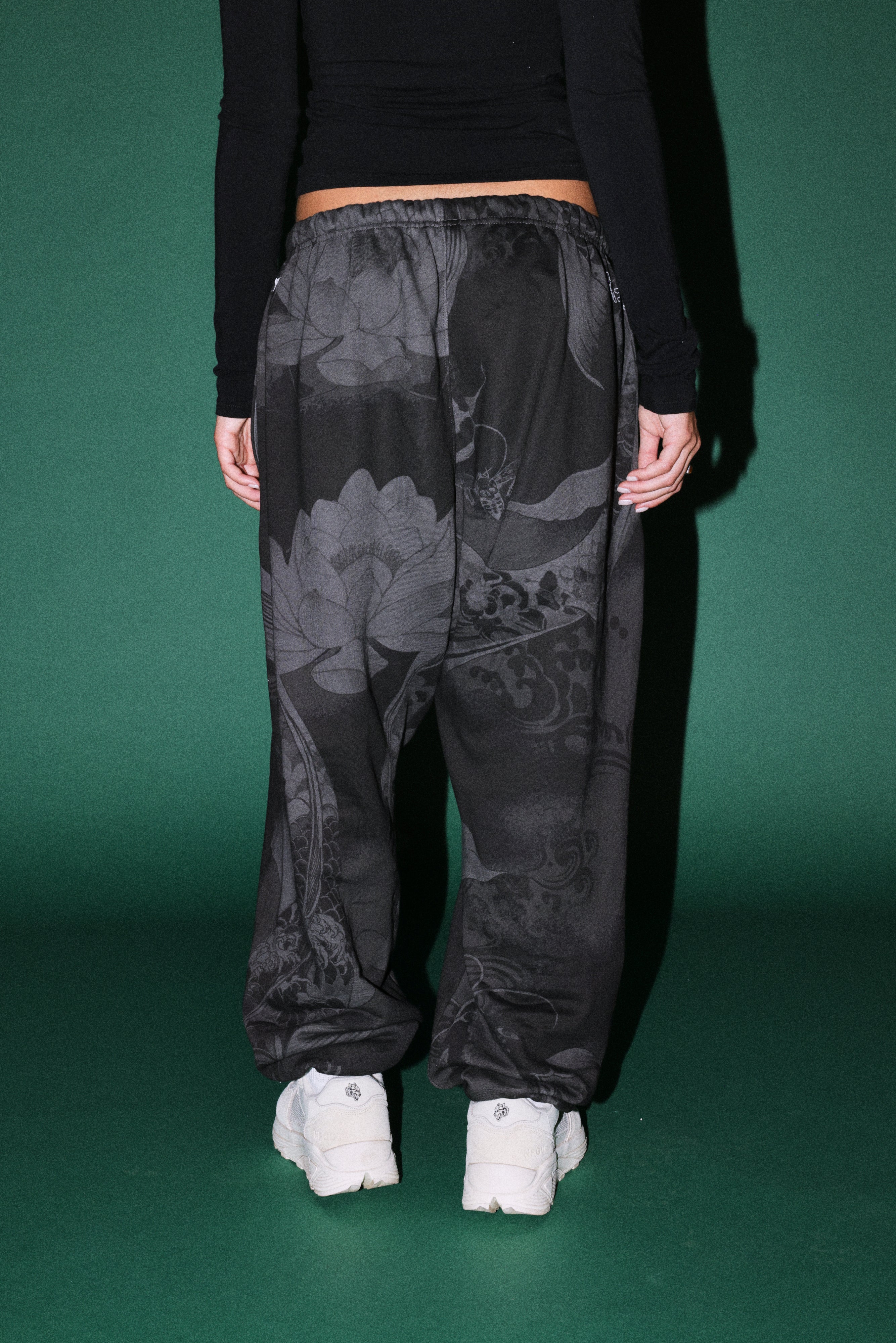 Darc Koi Lightweight Lounger Sweat Pants in Serenity Black — imagem 3
