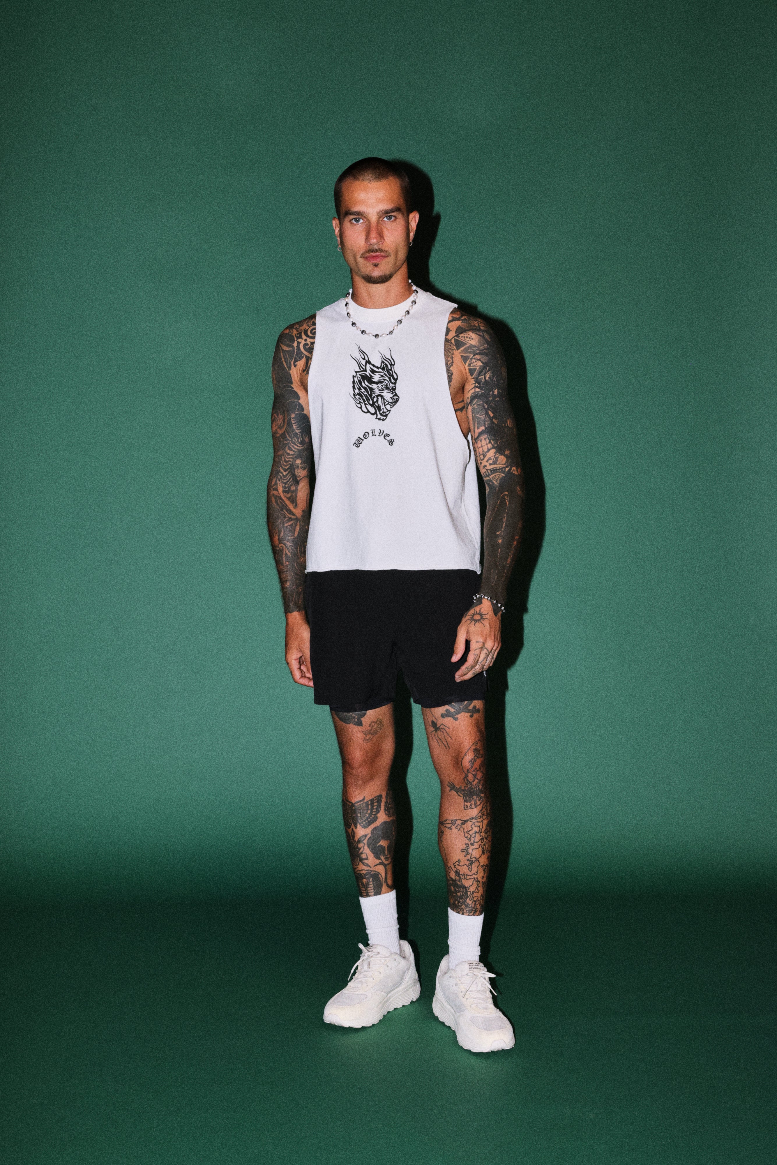 Okami Inferno Grunge Raw Hem Box Cut Tommy Muscle Tee in Cream — imagem 5
