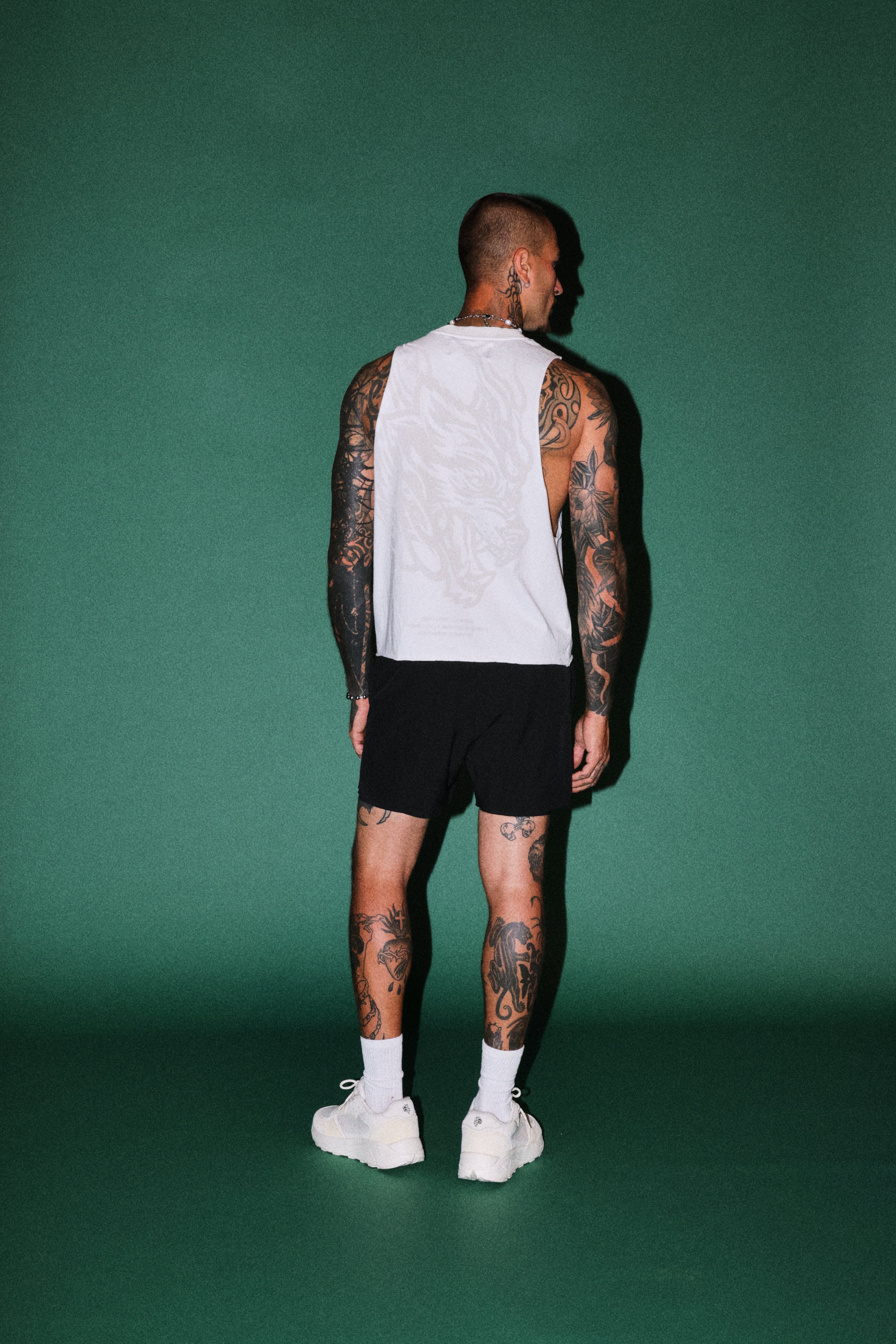 Okami Inferno Grunge Raw Hem Box Cut Tommy Muscle Tee in Cream — imagem 6