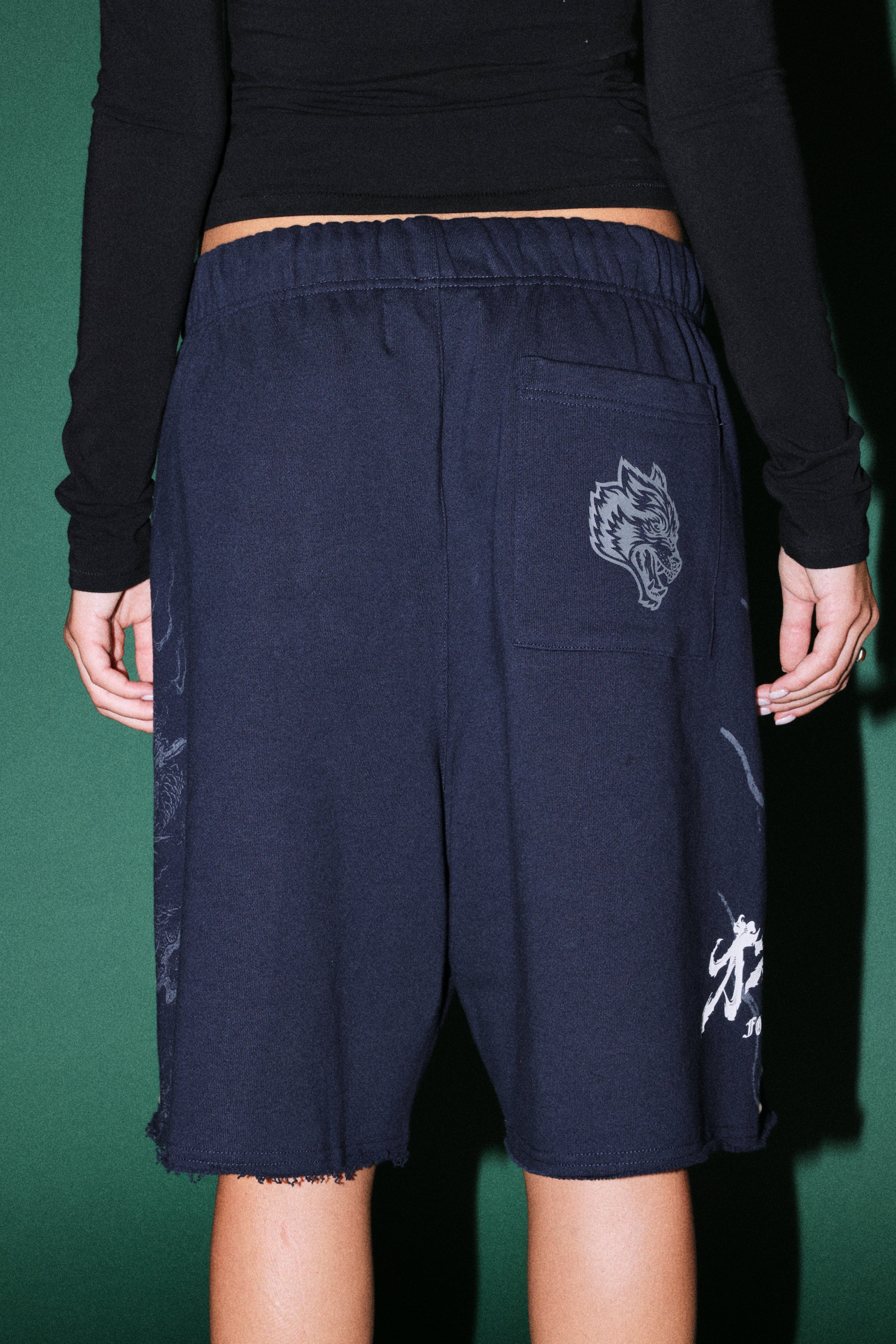 Kokuryu Grunge Oversized Raw Hem Post Lounge Sweat Shorts in Navy — imagem 7