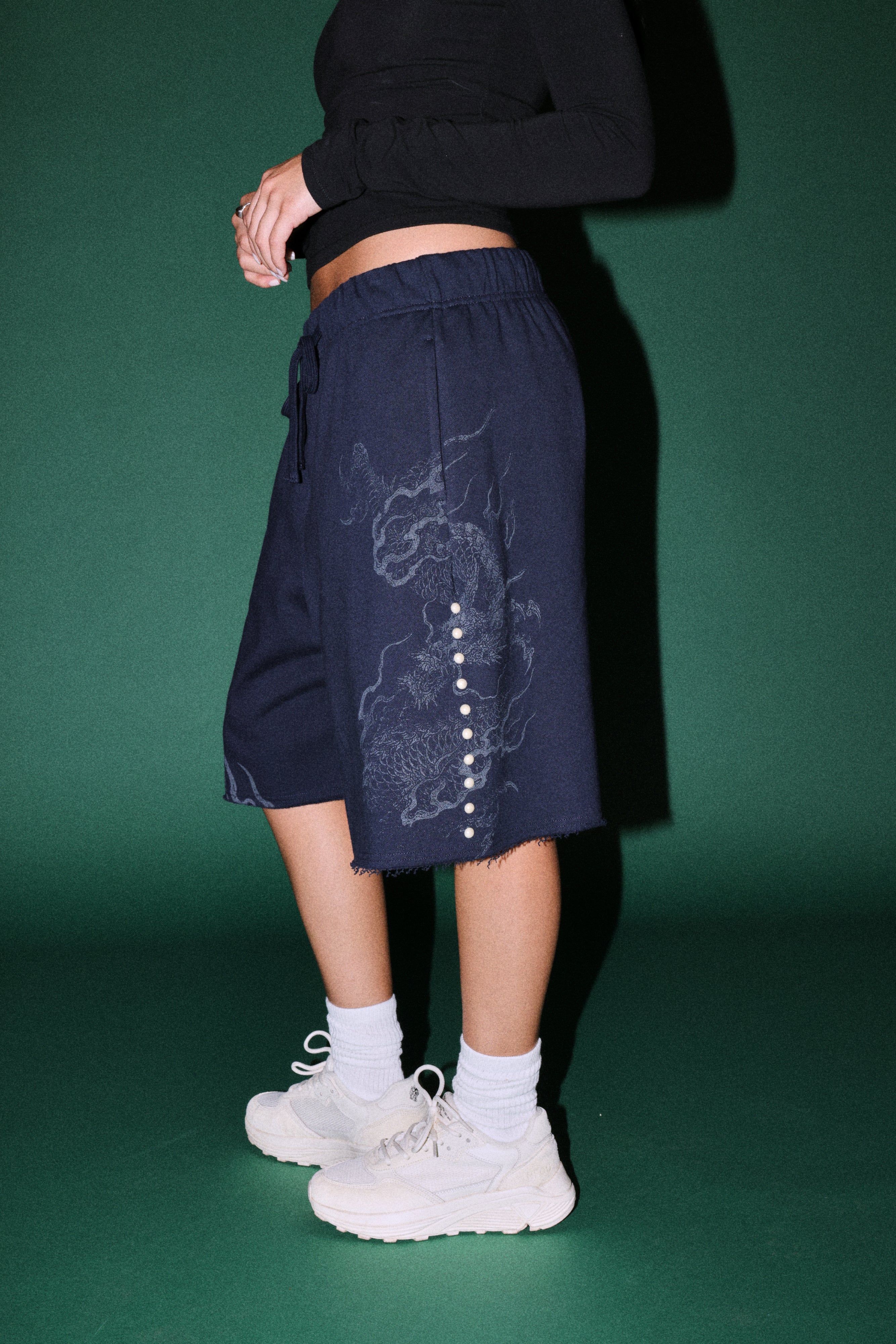 Kokuryu Grunge Oversized Raw Hem Post Lounge Sweat Shorts in Navy — imagem 5