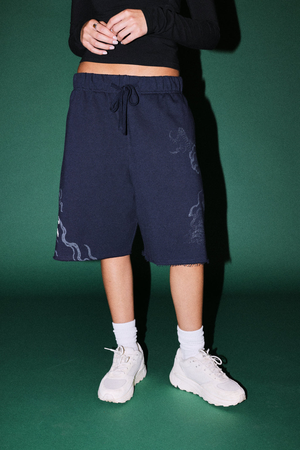 Kokuryu Grunge Oversized Raw Hem Post Lounge Sweat Shorts in Navy — imagem 2