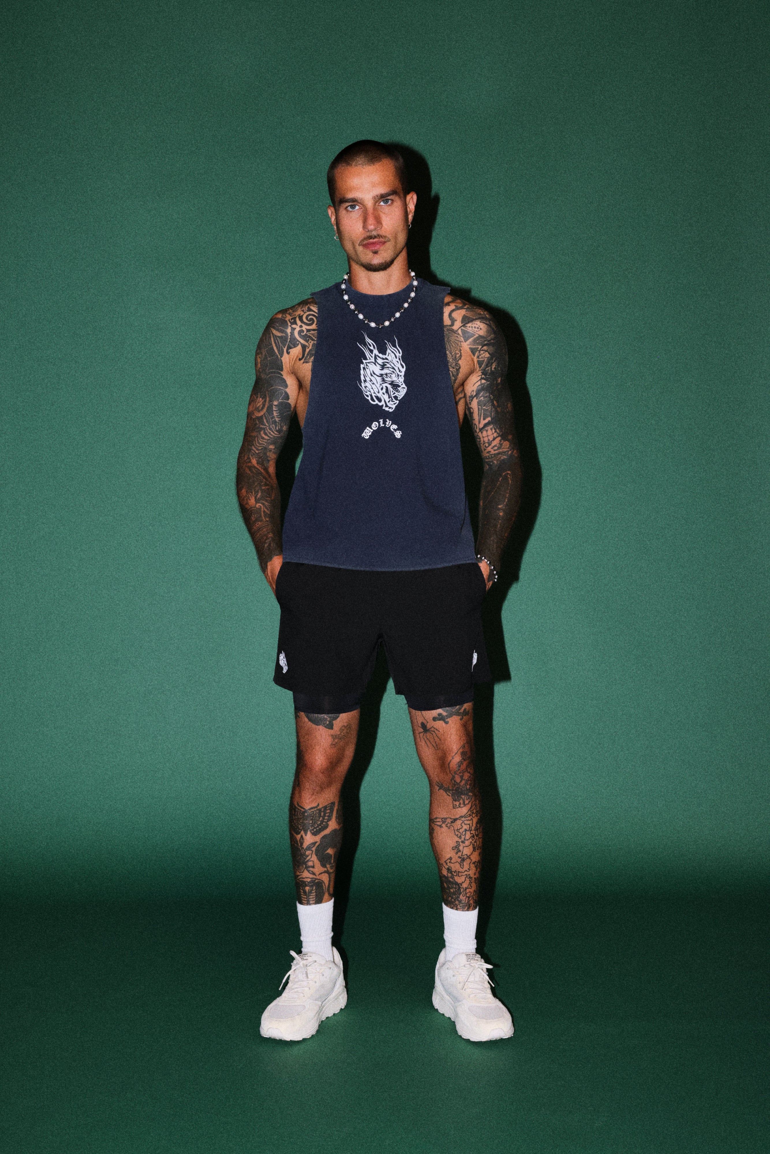 Okami Inferno Grunge Raw Hem Box Cut Tommy Muscle Tee in Navy — imagem 5