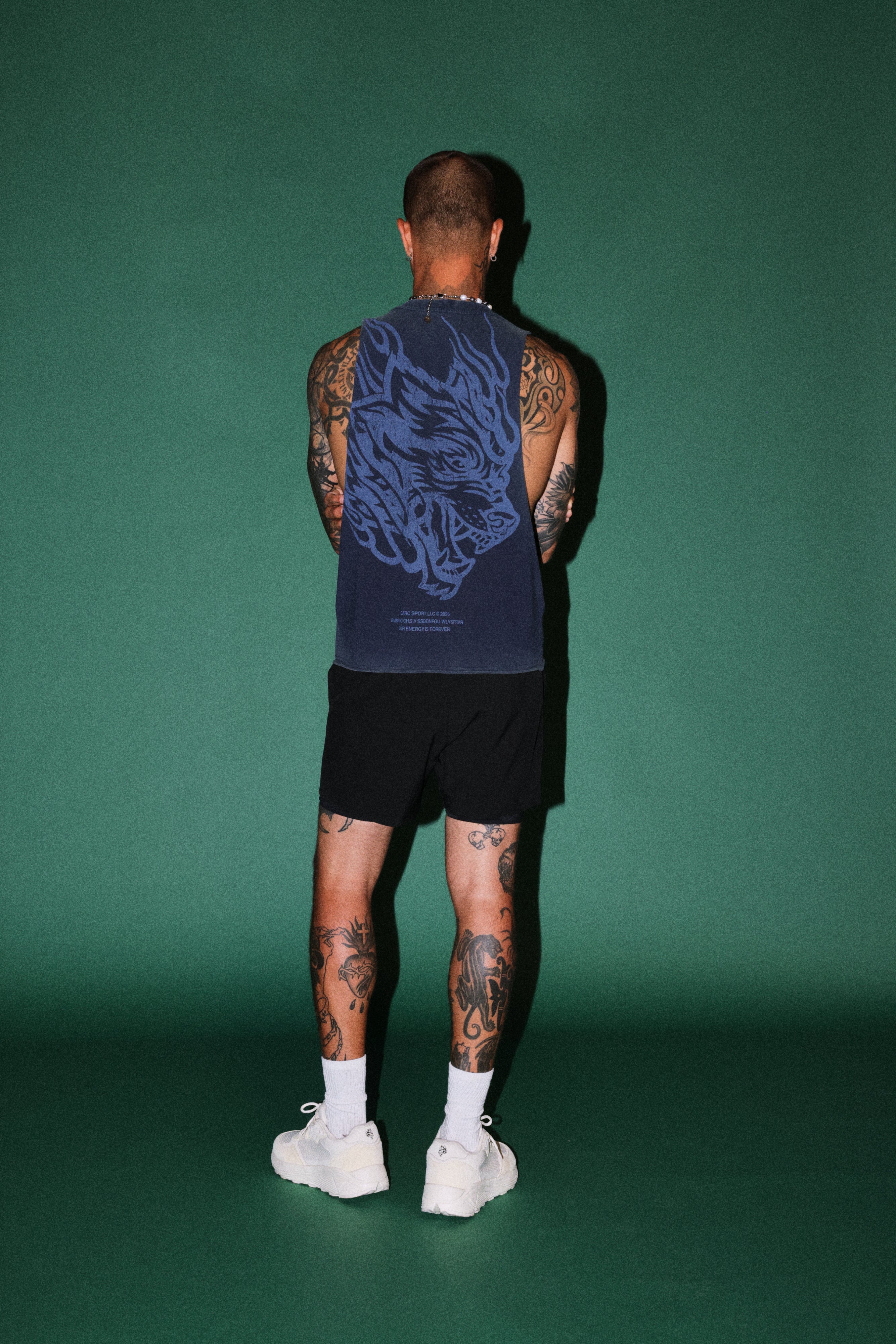 Okami Inferno Grunge Raw Hem Box Cut Tommy Muscle Tee in Navy — imagem 6