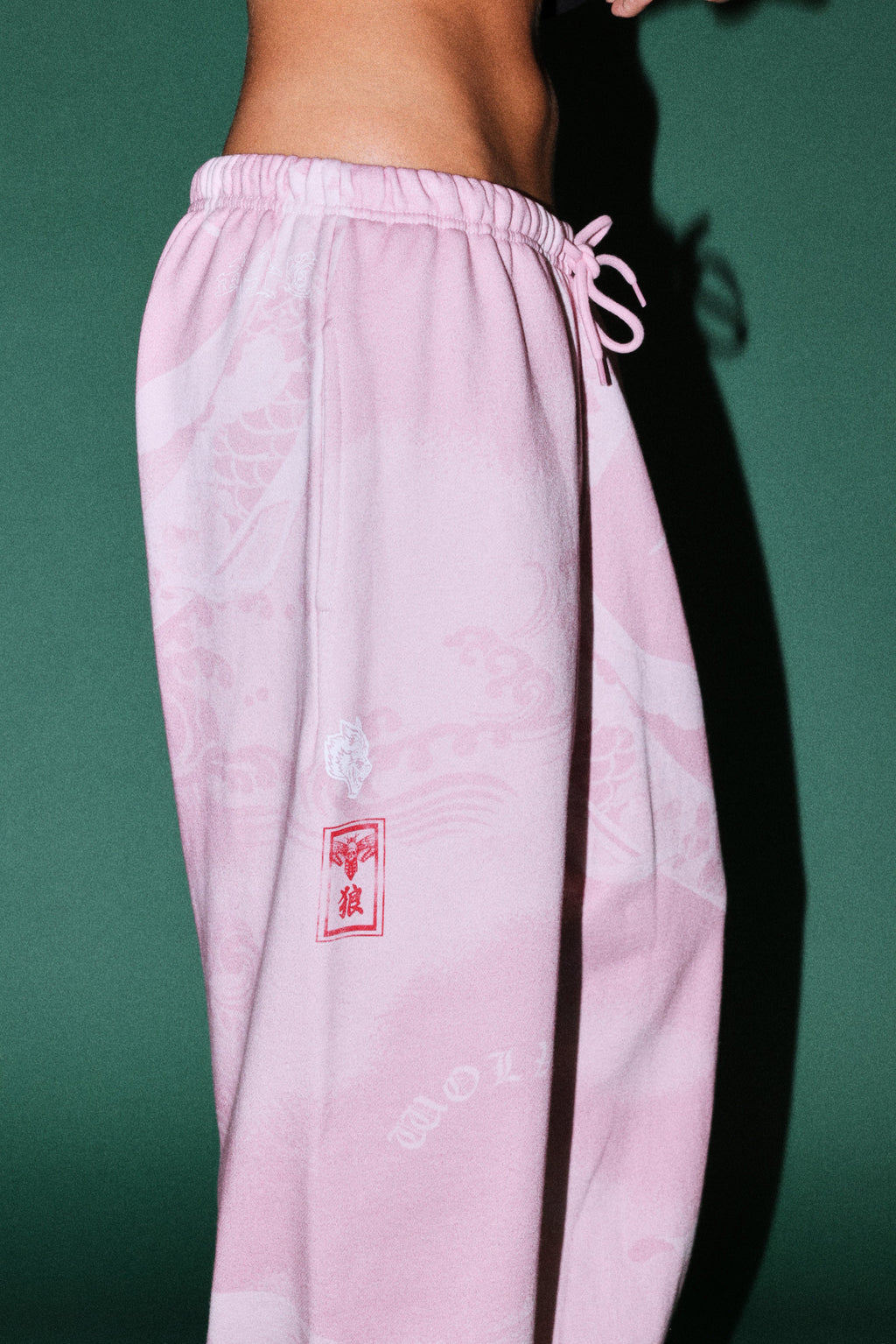 Darc Koi Lightweight Lounger Sweat Pants in Serenity Pink — imagem 7