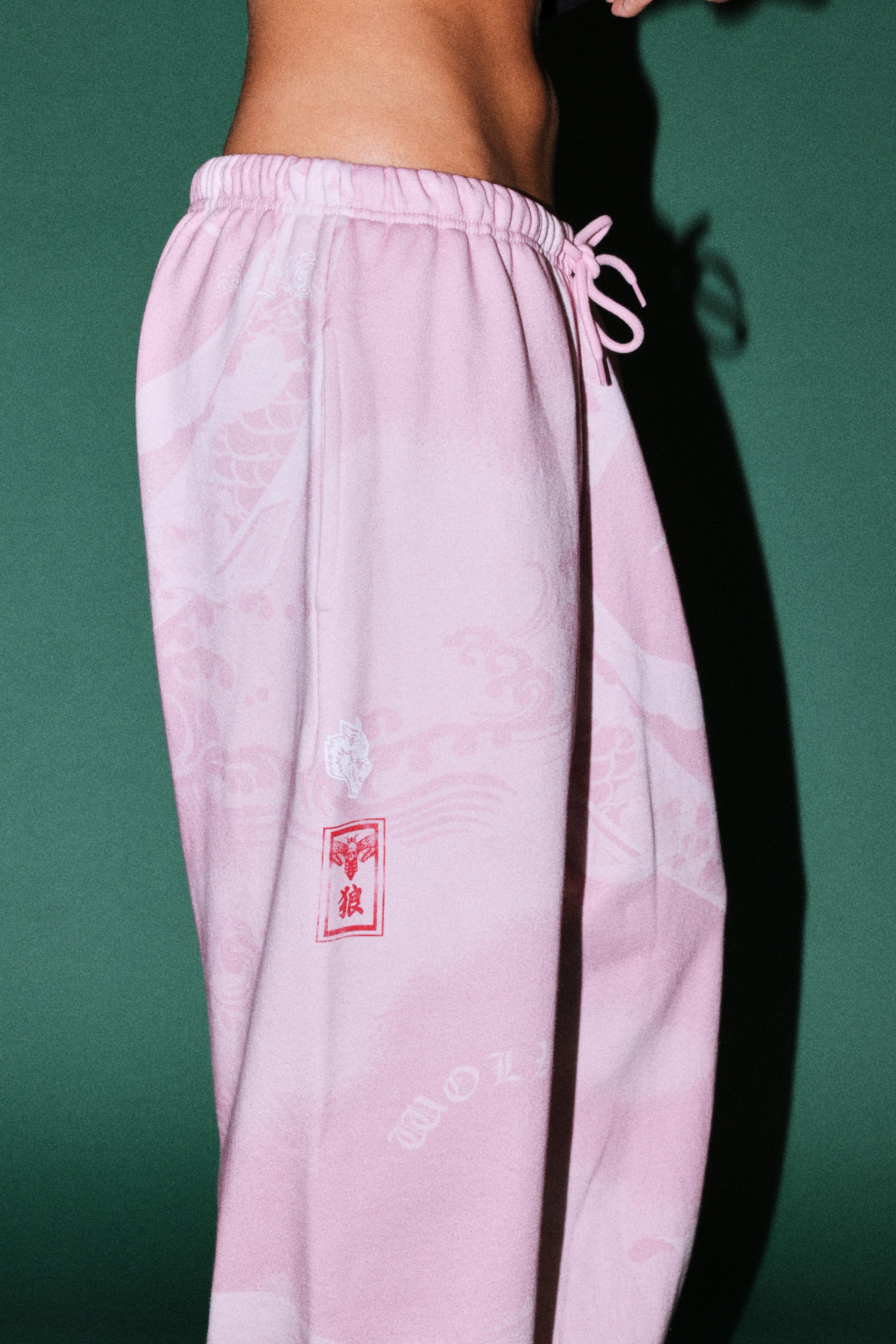 Darc Koi Lightweight Lounger Sweat Pants in Serenity Pink — imagem 7