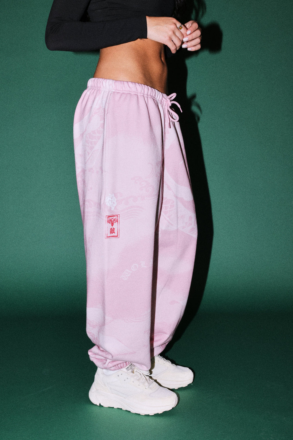 Darc Koi Lightweight Lounger Sweat Pants in Serenity Pink — imagem 3