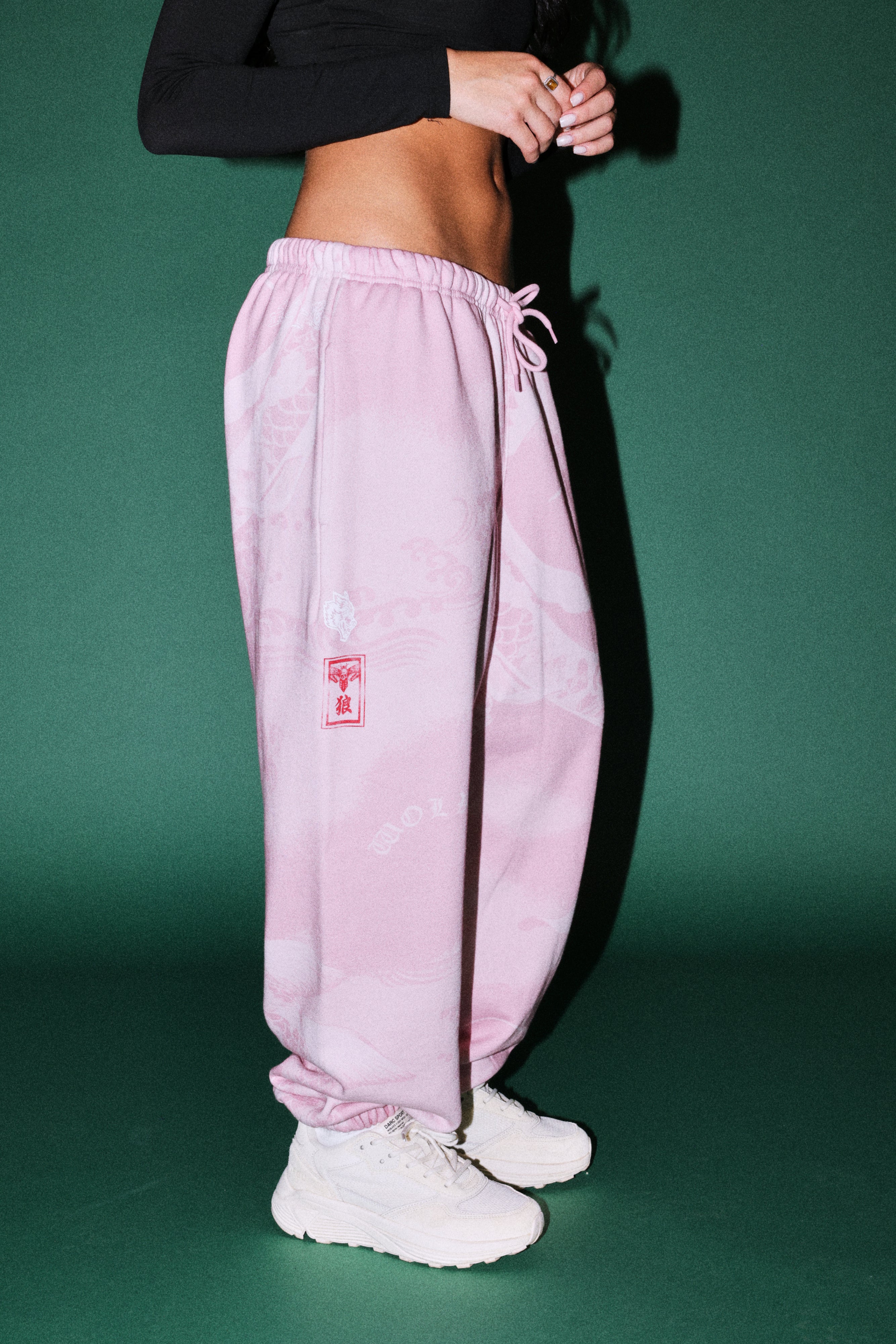 Darc Koi Lightweight Lounger Sweat Pants in Serenity Pink — imagem 3