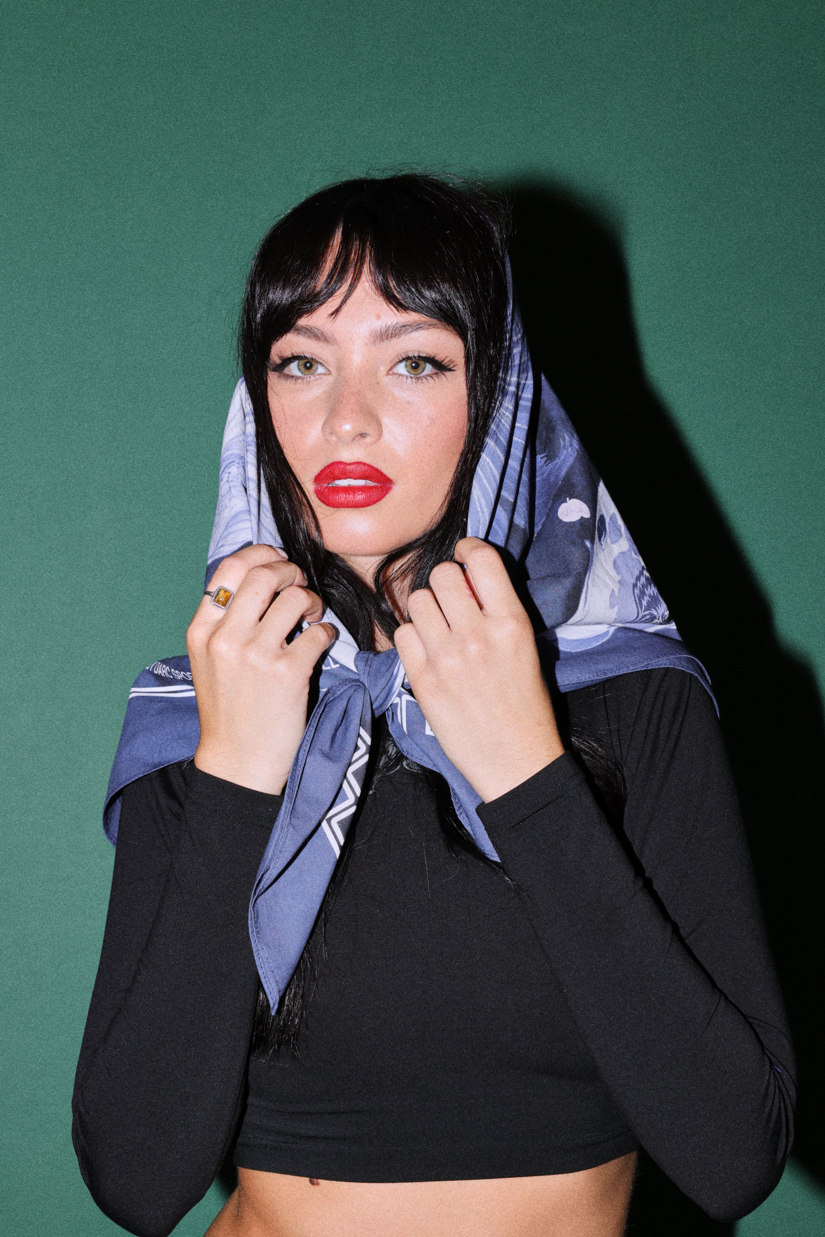 Darc Koi Babushka Scarf in Royal Navy — imagem 2