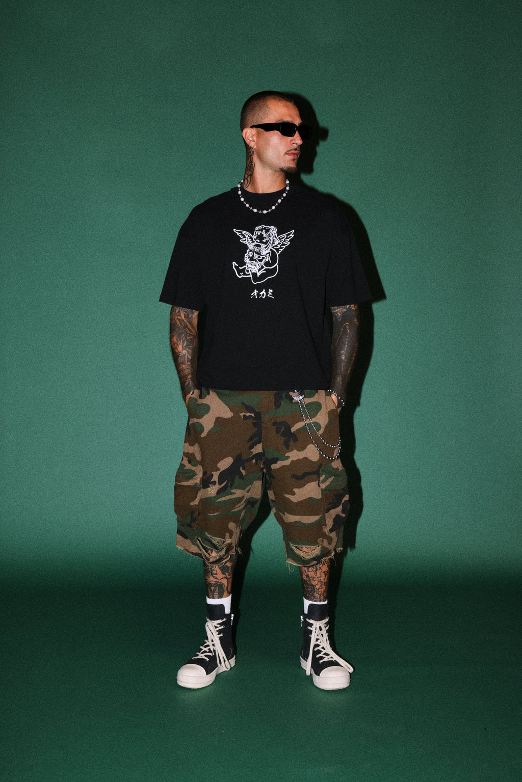 Oni Cherub Distressed Grunge Mid Length Raw Hem Tee in Black — imagem 4