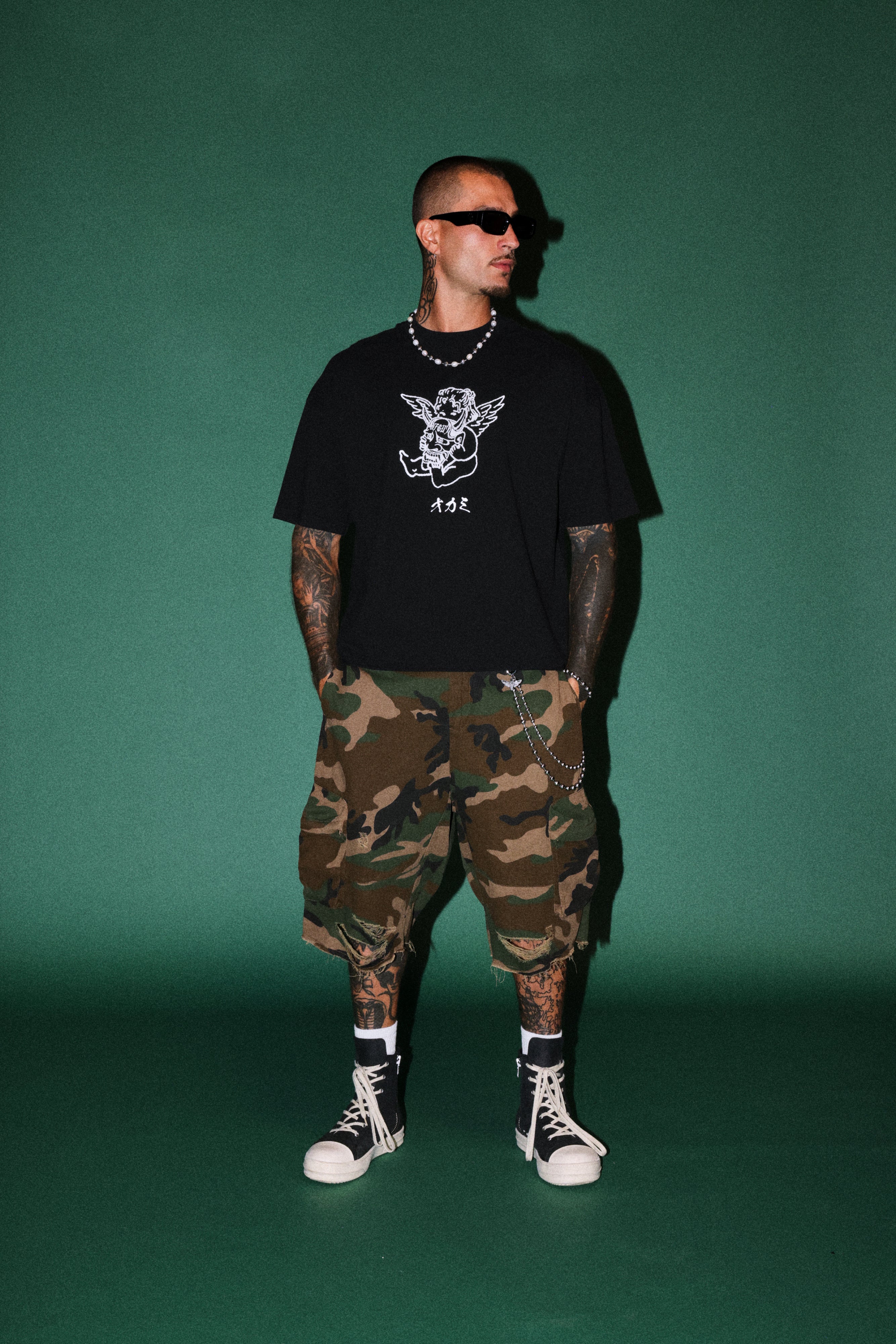 Oni Cherub Distressed Grunge Mid Length Raw Hem Tee in Black — imagem 4