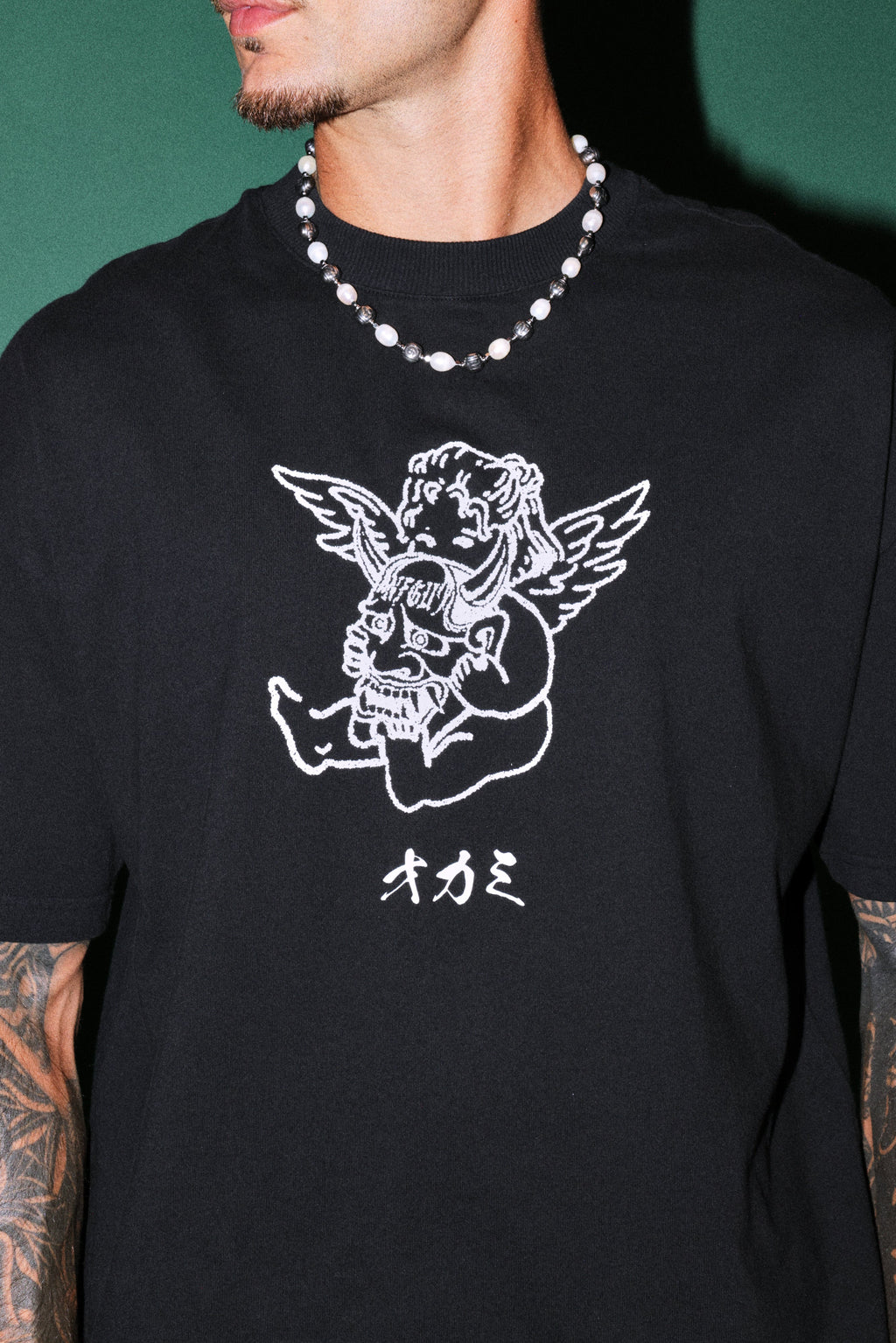 Oni Cherub Distressed Grunge Mid Length Raw Hem Tee in Black — imagem 5